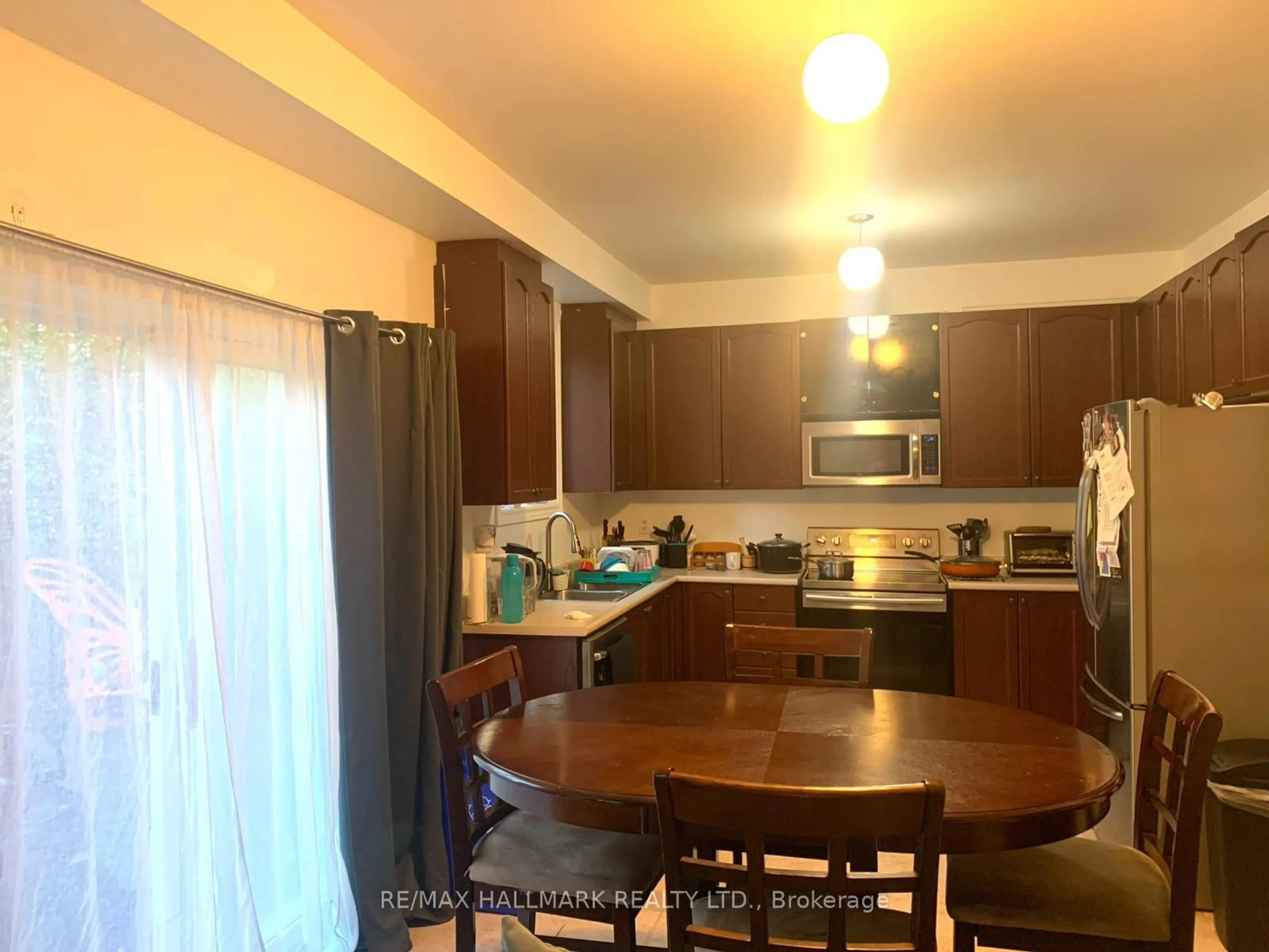 Open concept kitchen, wood/laminate floor for 85 Watkins Glen Cres, Aurora Ontario L4G 7P4