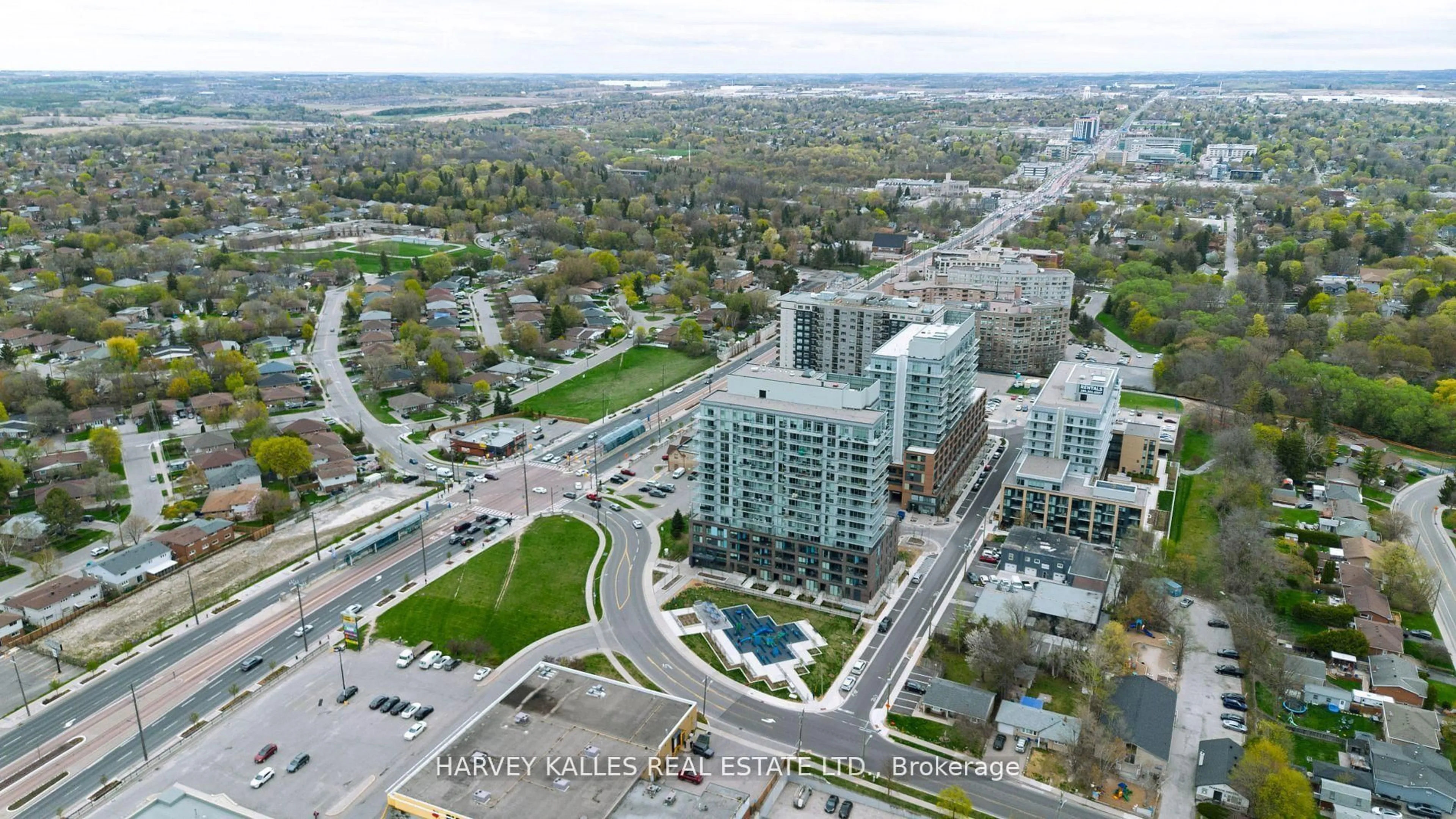 A pic from outside/outdoor area/front of a property/back of a property/a pic from drone, city buildings view from balcony for 185 Deerfield Rd #305, Newmarket Ontario L3Y 0G7