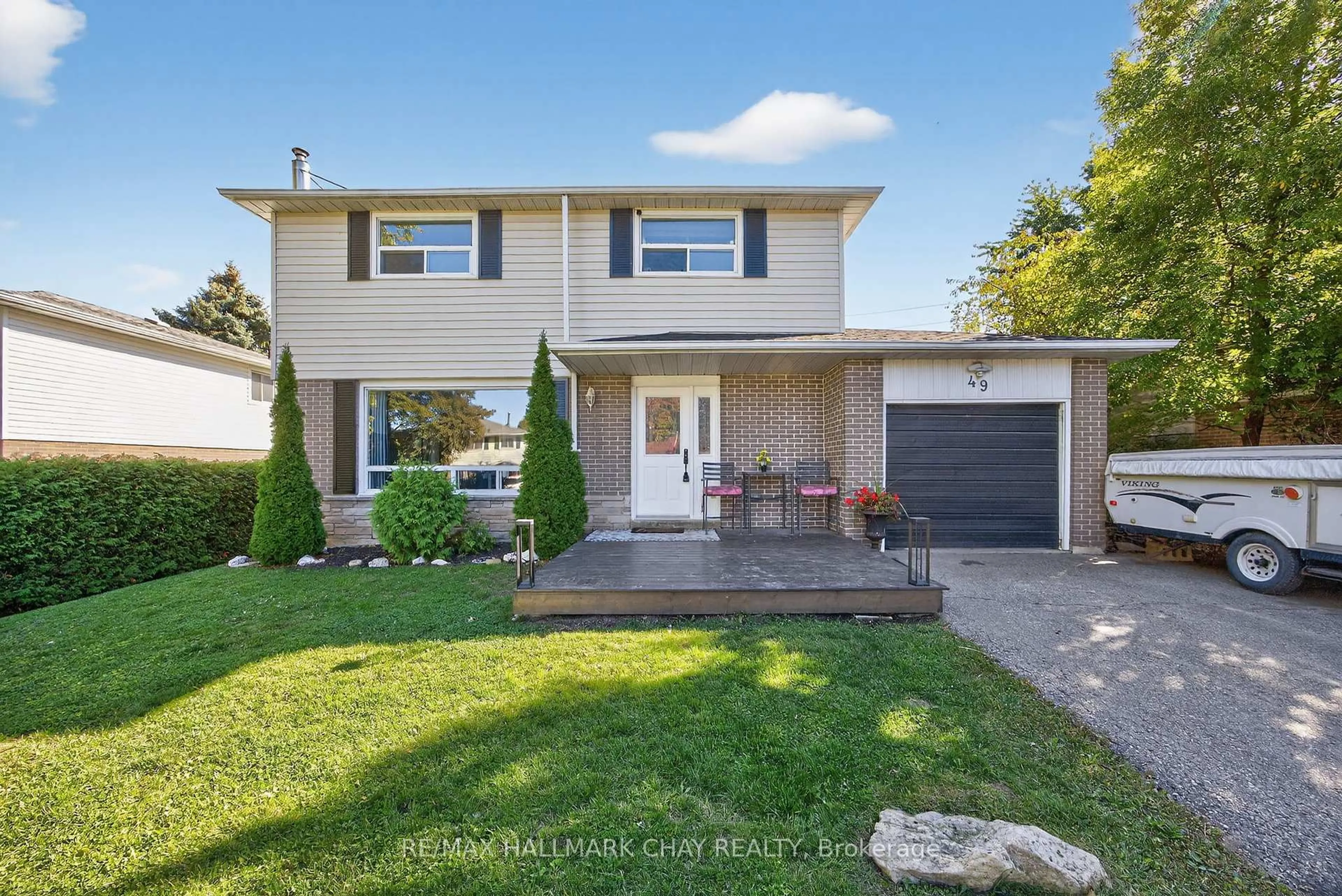 Home with vinyl exterior material, street for 49 Brown St, New Tecumseth Ontario L0G 1W0