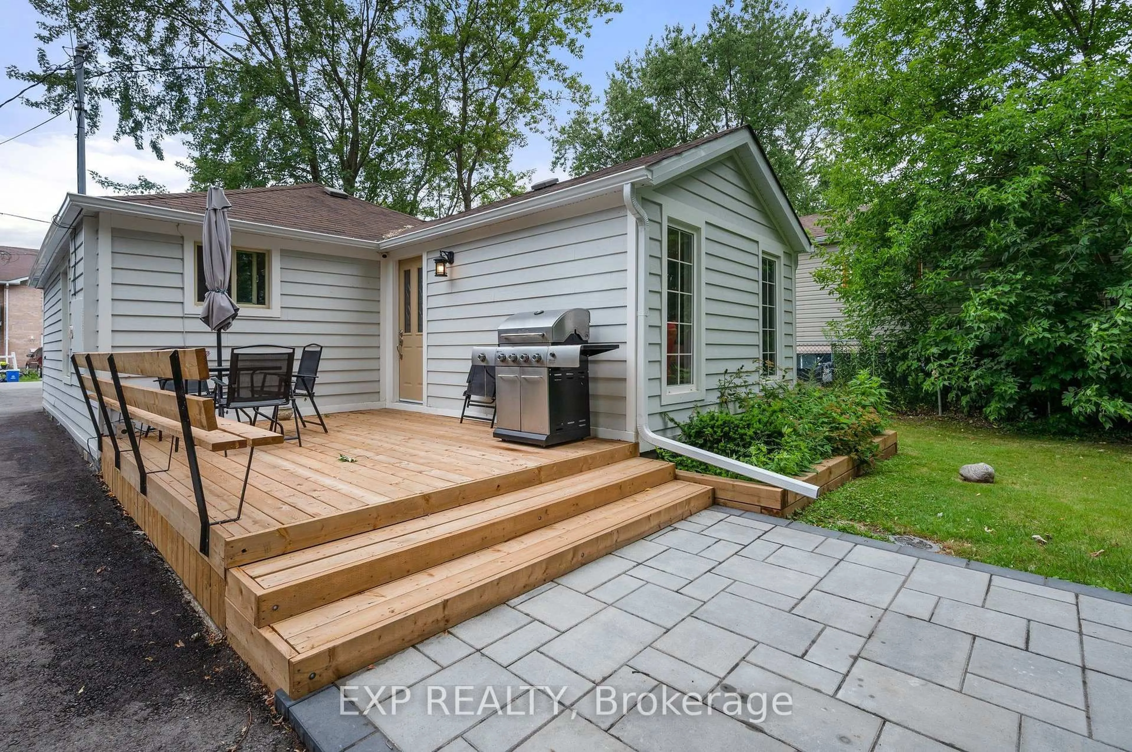 Patio, street for 156 Beach Rd, Georgina Ontario L4P 2L7