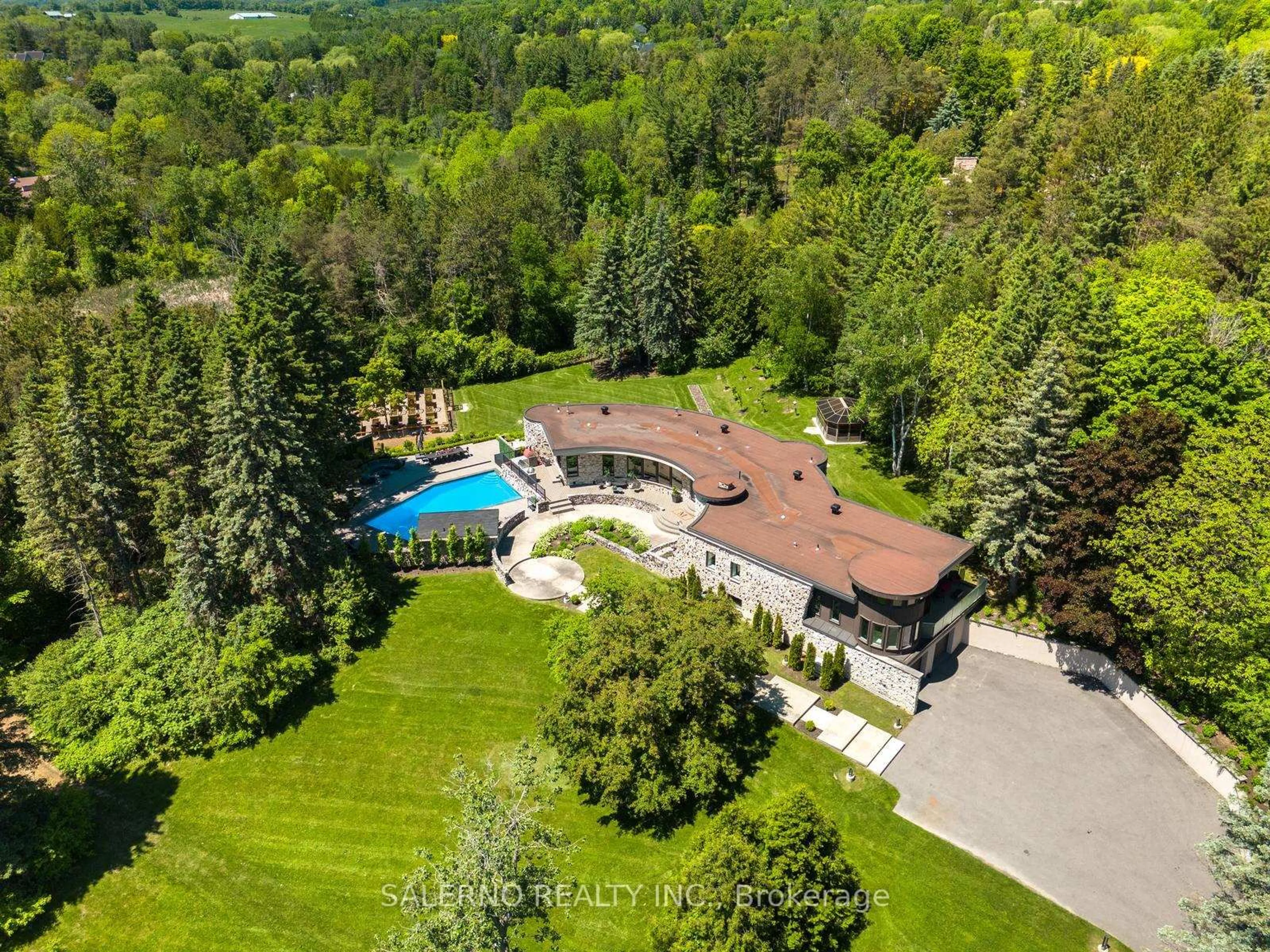 A pic from outside/outdoor area/front of a property/back of a property/a pic from drone, unknown for 290 Kingscross Dr, King Ontario L7B 1K1
