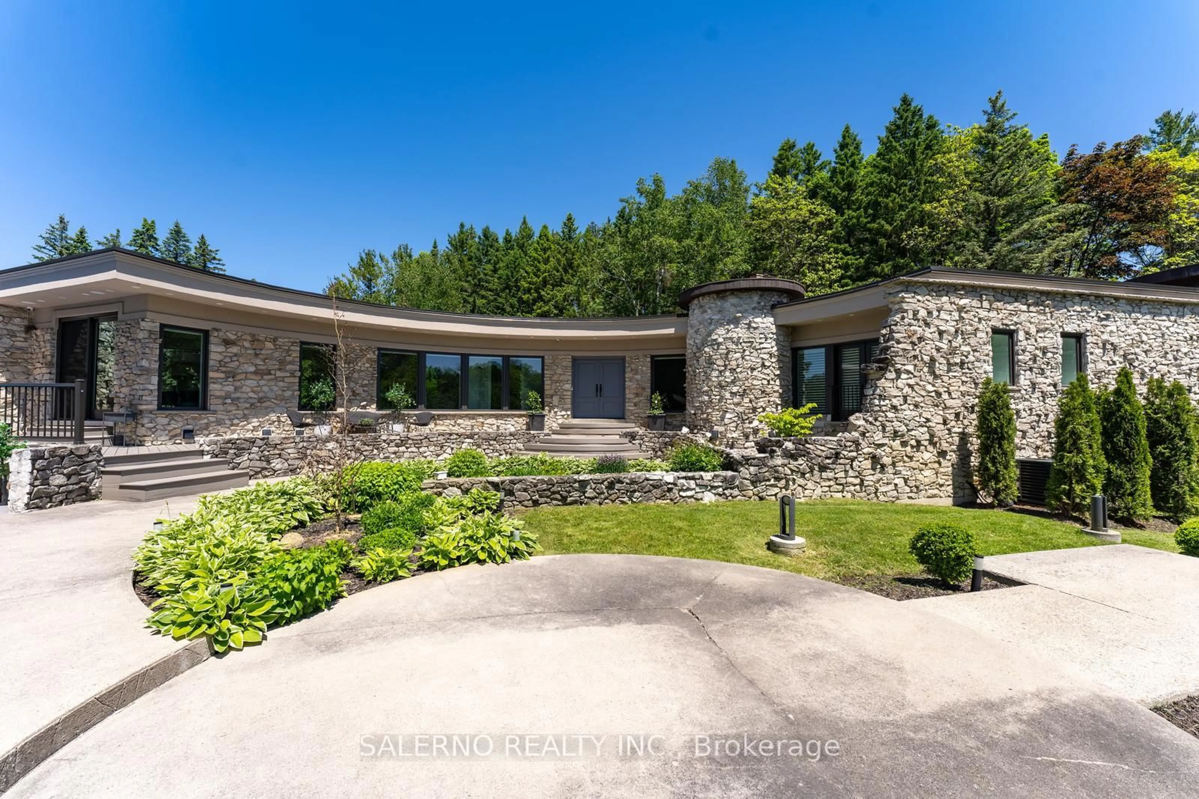 Unknown for 290 Kingscross Dr, King Ontario L7B 1K1