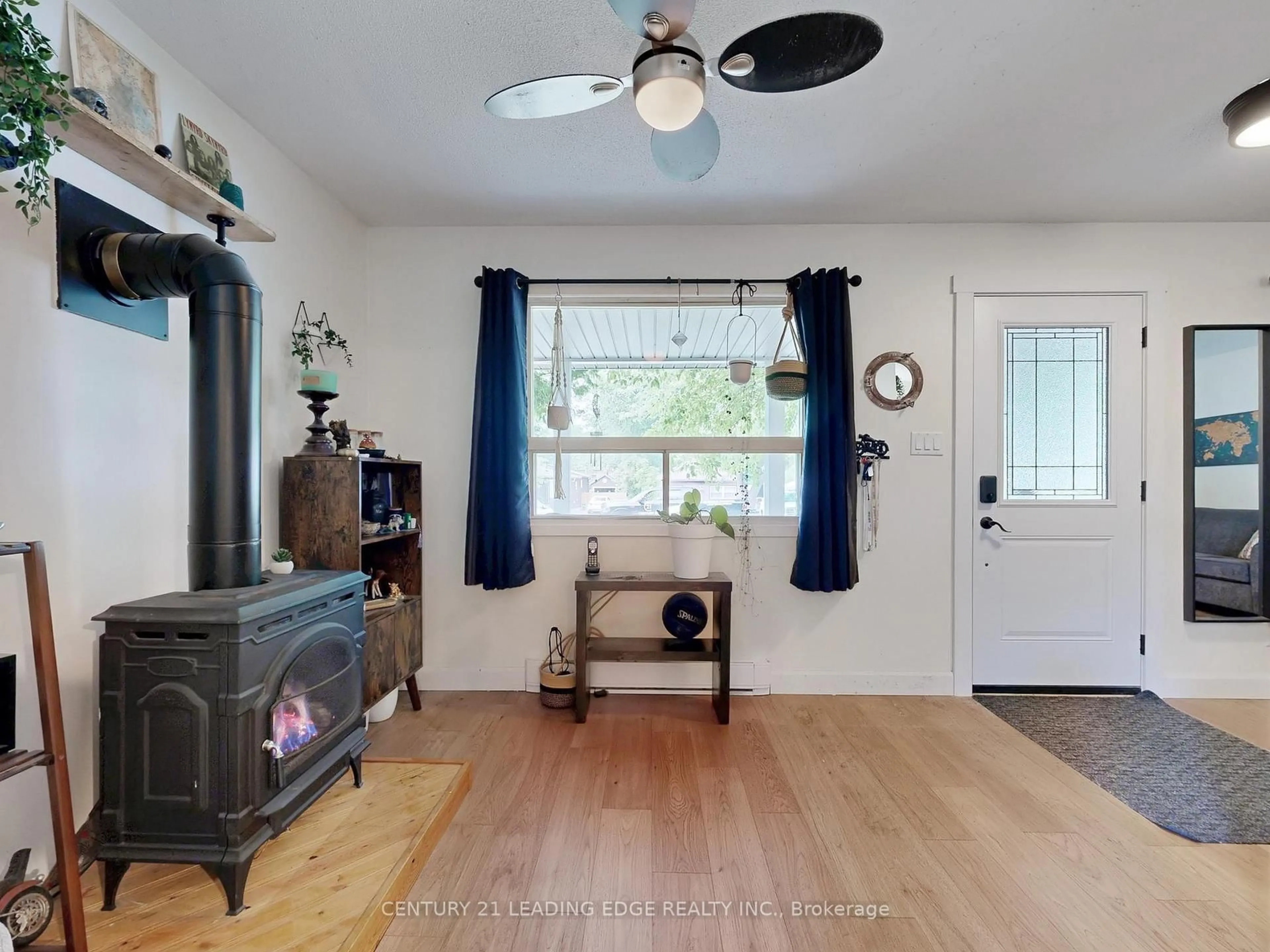 Indoor entryway for 255 Cedarholme Ave, Georgina Ontario L4P 2W5