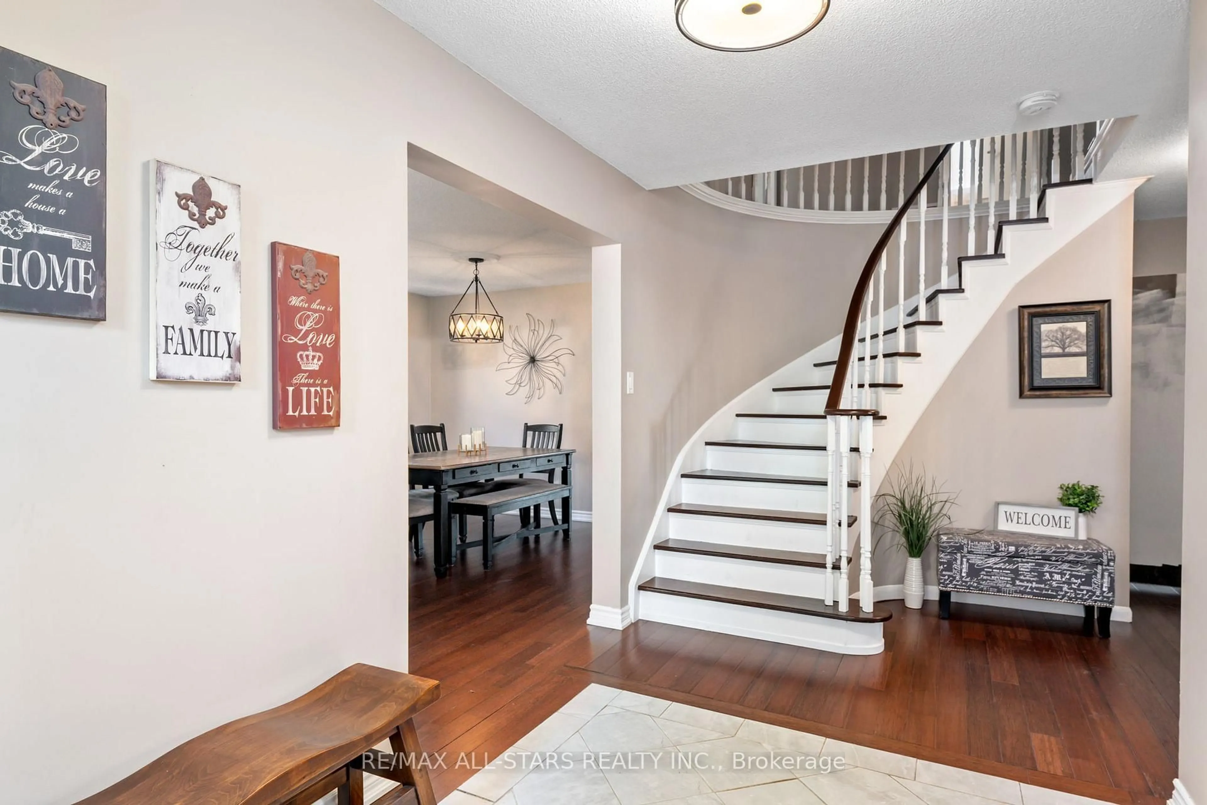 Indoor entryway for 222 Biscayne Blvd, Georgina Ontario L4P 3L8