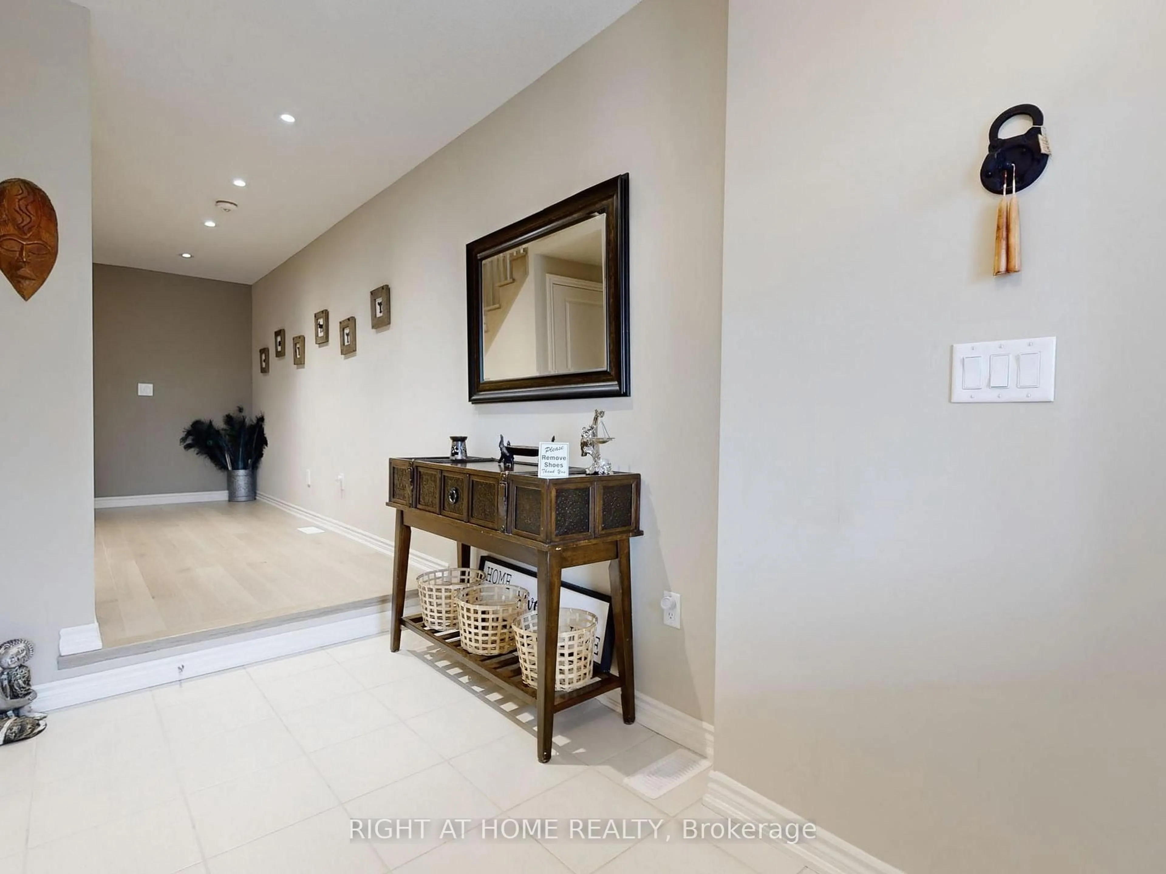 Indoor entryway for 279 Moody Dr, Vaughan Ontario L4H 3N5