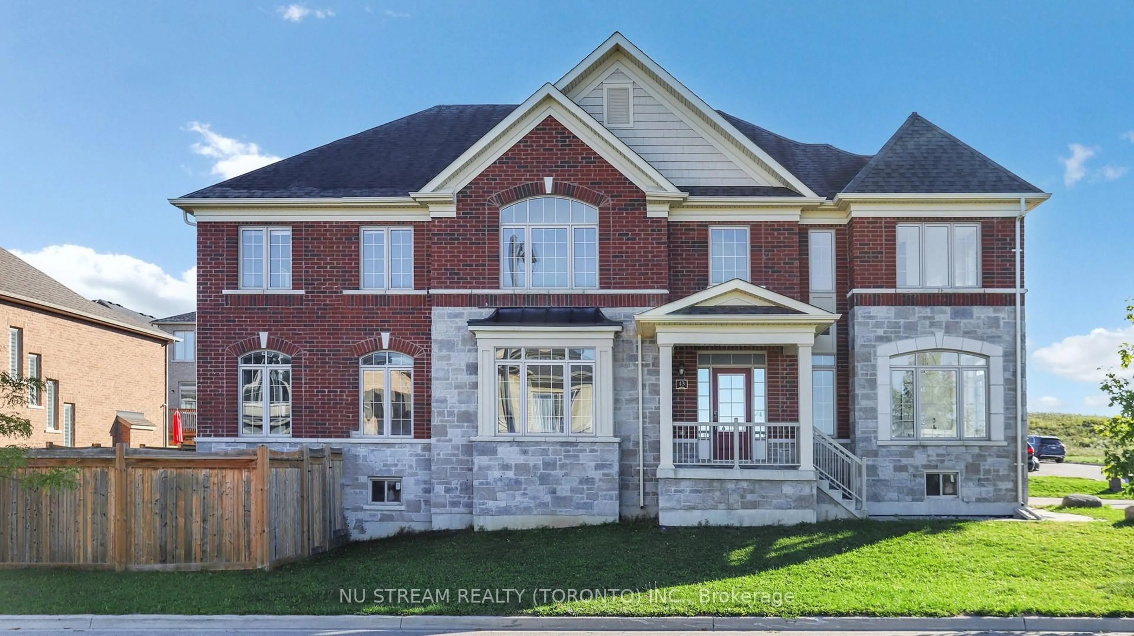 Home with brick exterior material, street for 43 Eastgrove Sq, East Gwillimbury Ontario L9N 0R3