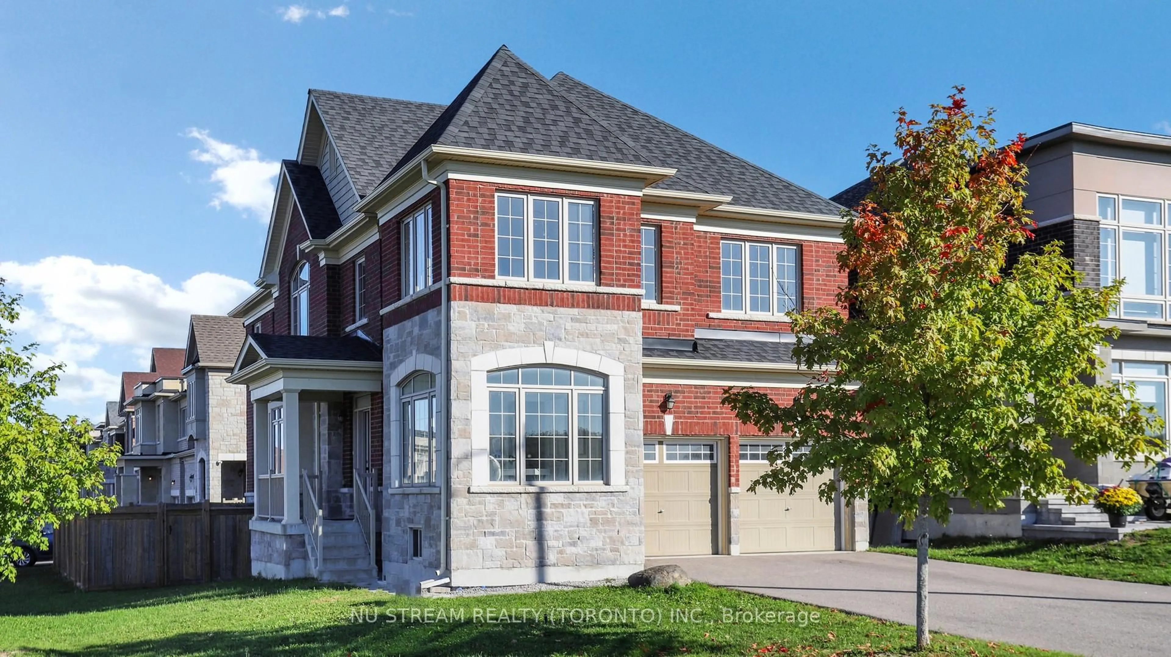 Home with brick exterior material, street for 43 Eastgrove Sq, East Gwillimbury Ontario L9N 0R3
