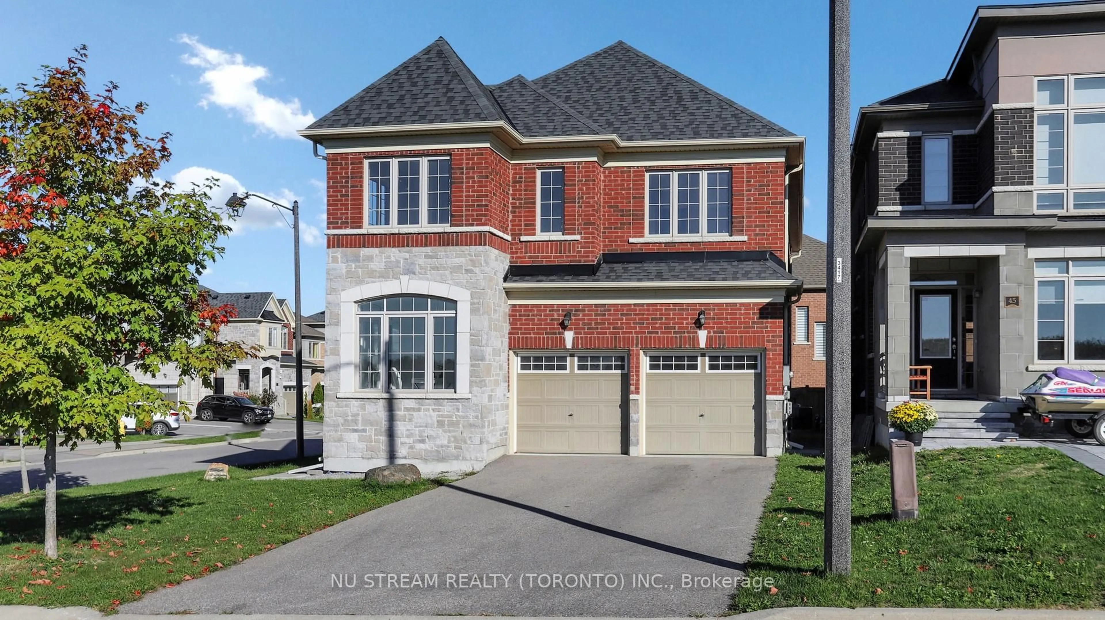 Home with brick exterior material, street for 43 Eastgrove Sq, East Gwillimbury Ontario L9N 0R3