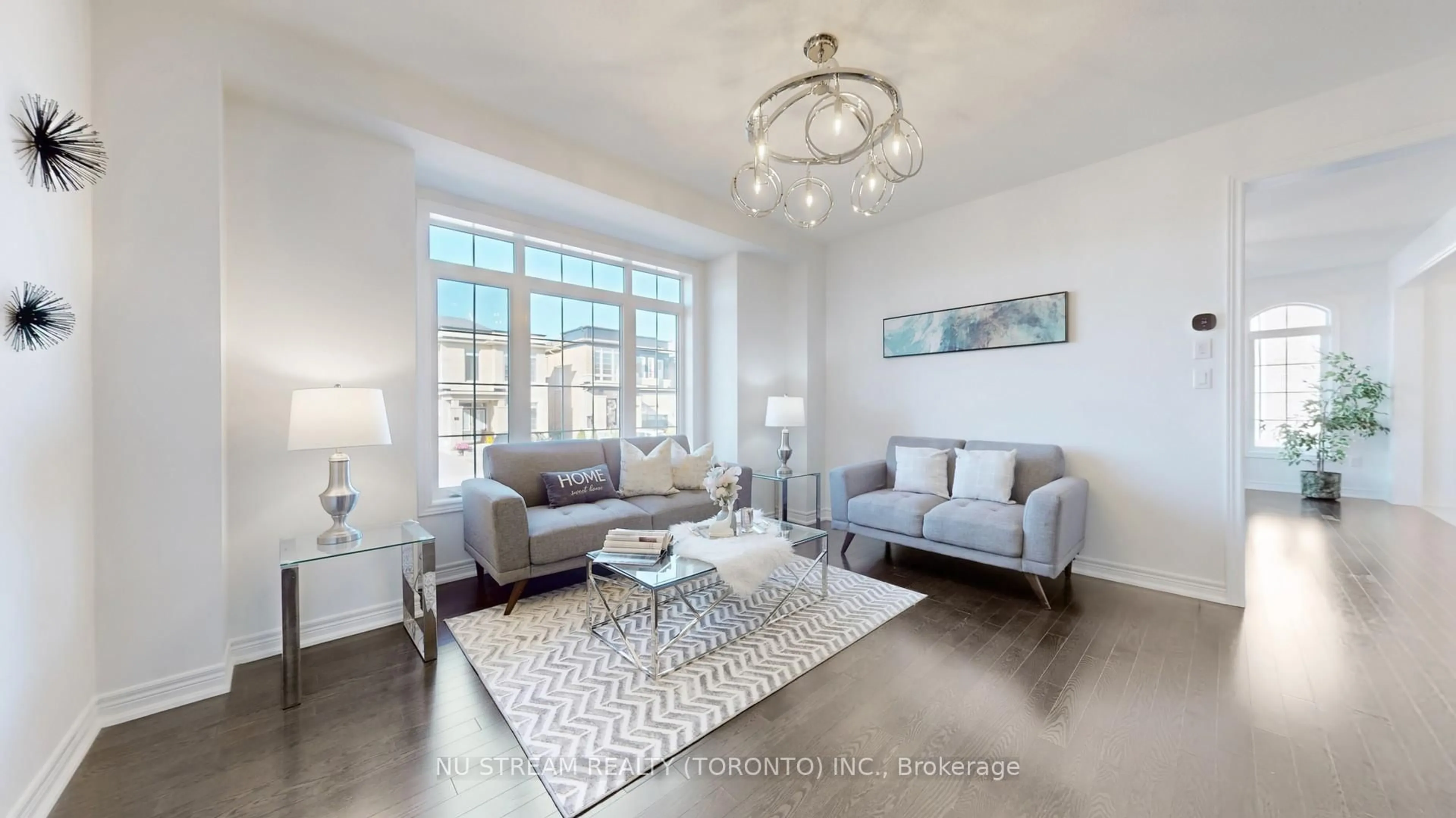 Living room with furniture, unknown for 43 Eastgrove Sq, East Gwillimbury Ontario L9N 0R3