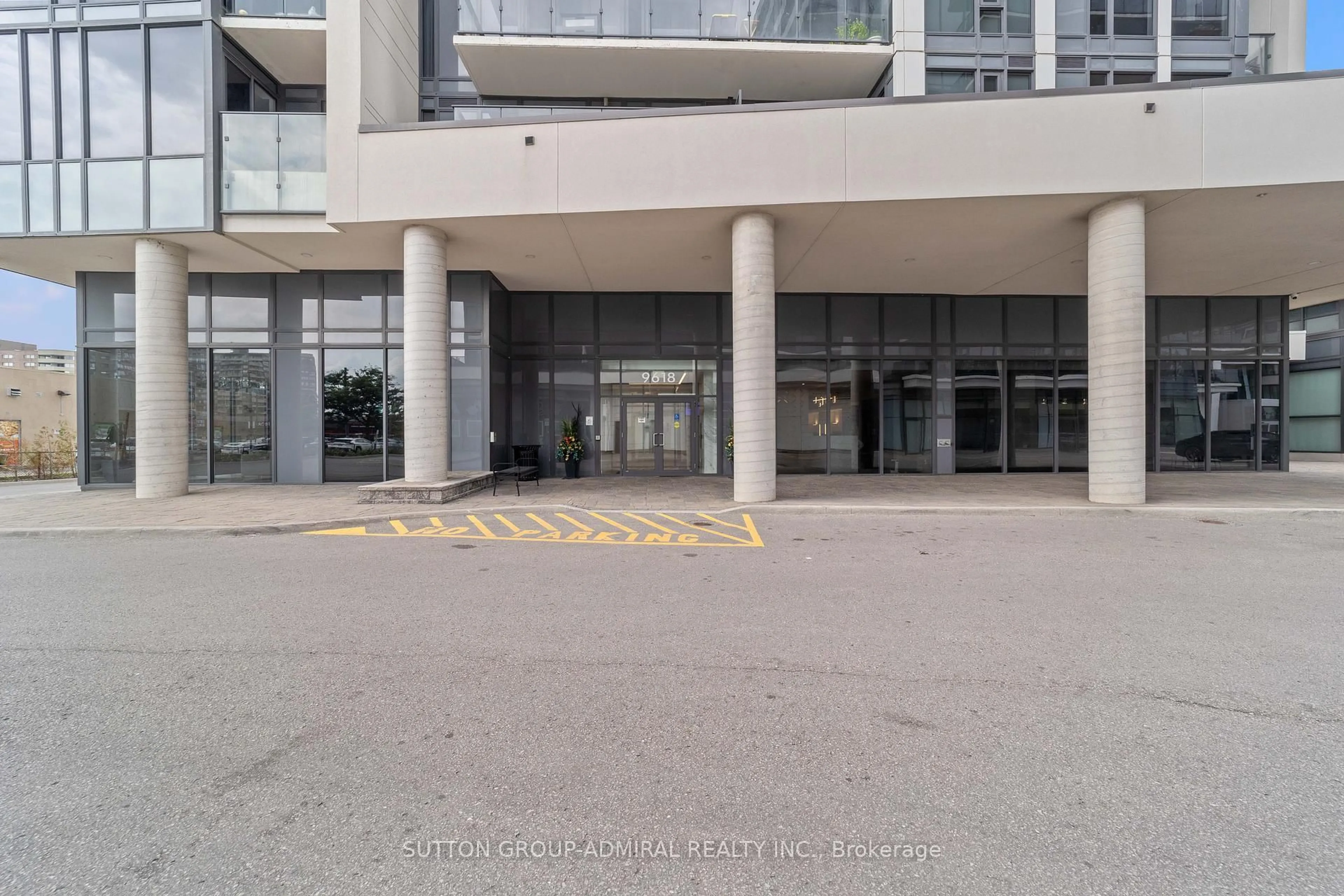 Indoor foyer for 9618 Yonge St #916, Richmond Hill Ontario L4C 0X5
