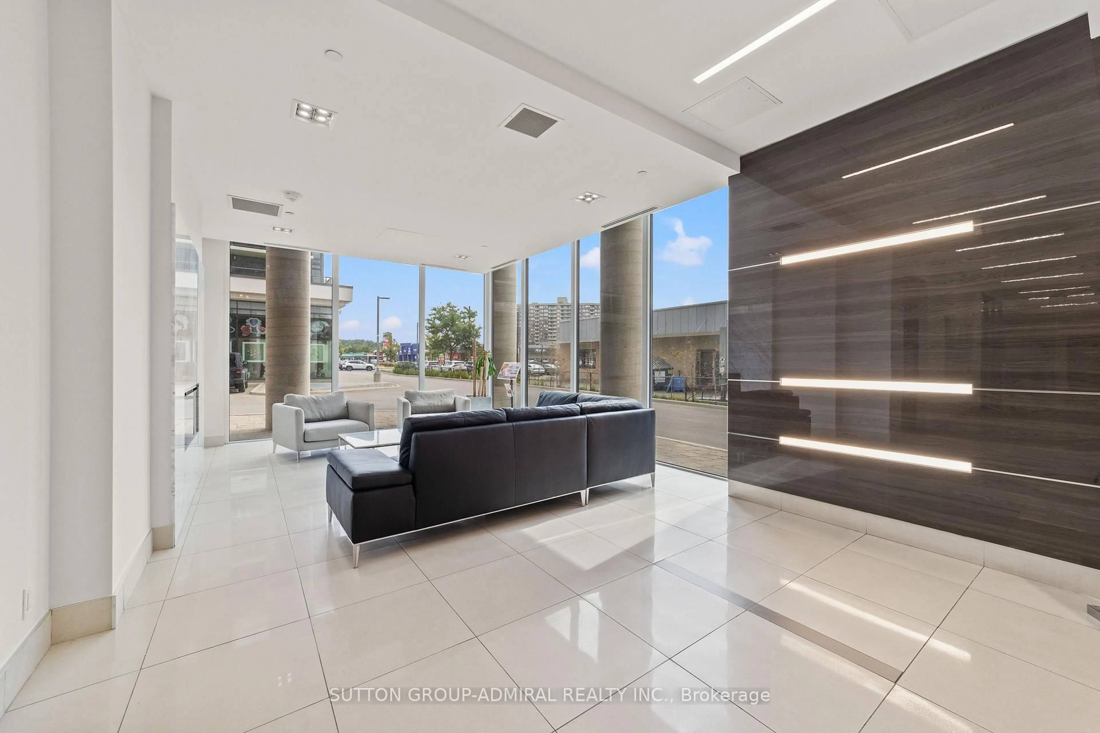 Lobby for 9618 Yonge St #916, Richmond Hill Ontario L4C 0X5