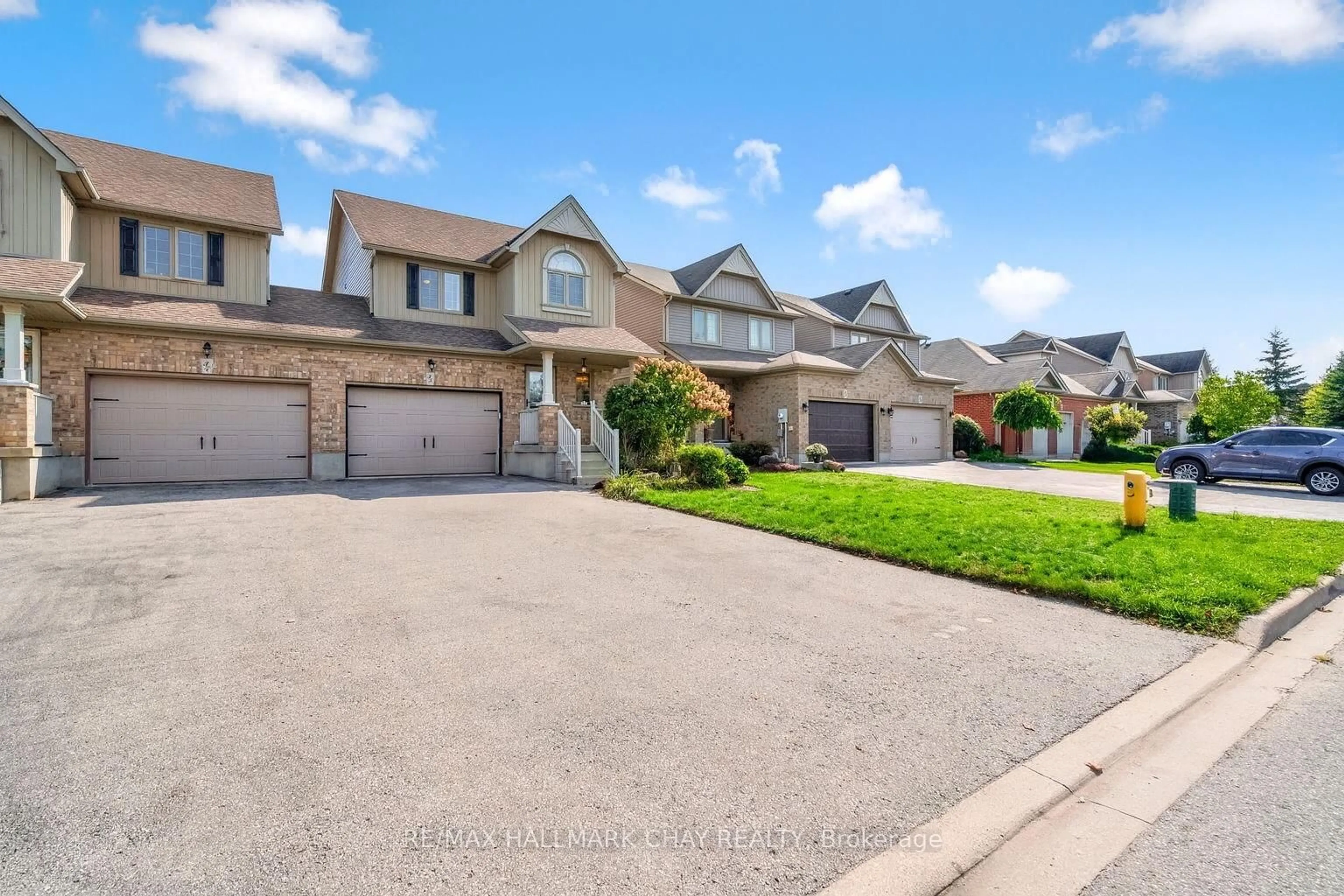 A pic from outside/outdoor area/front of a property/back of a property/a pic from drone, street for 35 BANTING Cres, Essa Ontario L3W 0P7