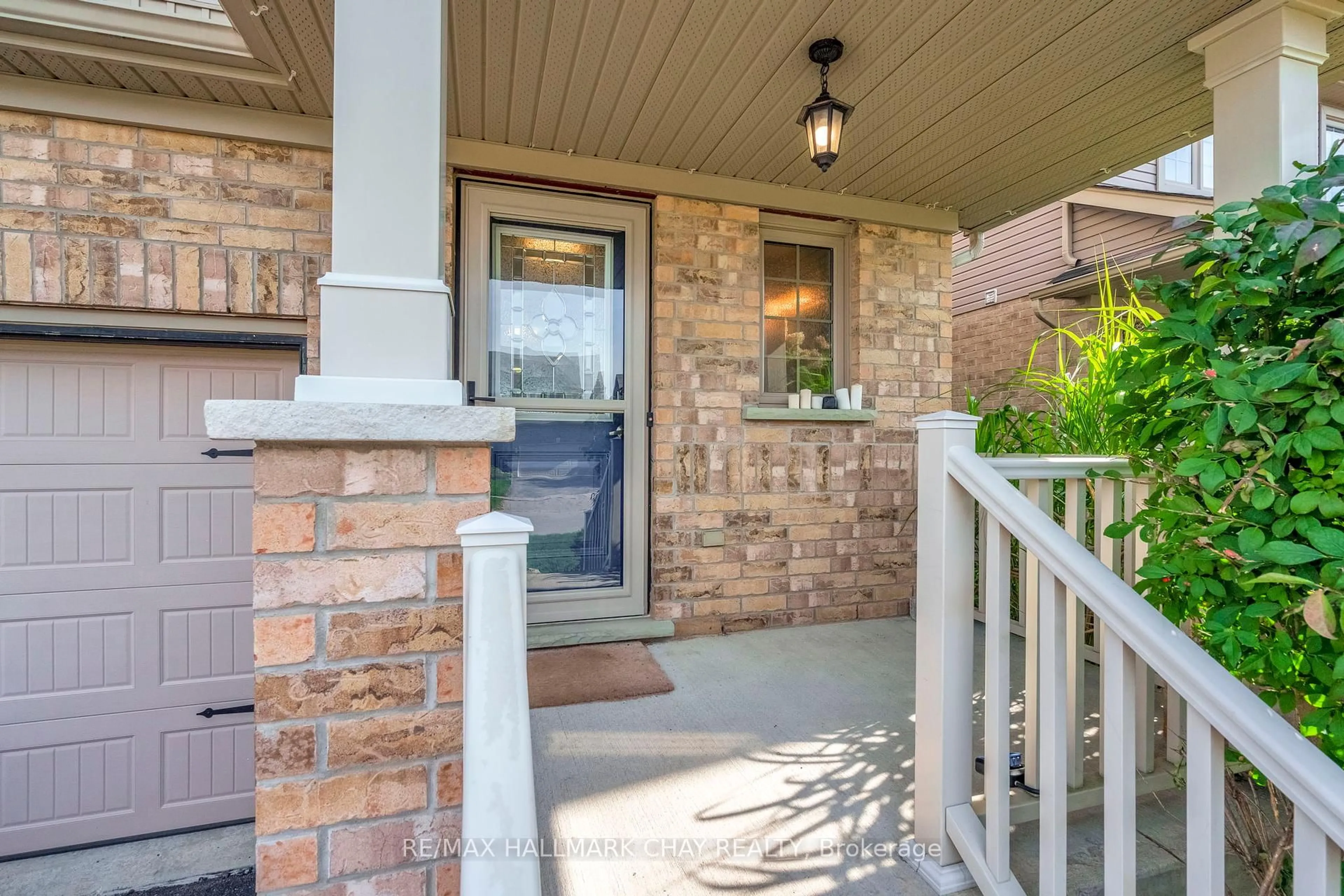 Indoor entryway for 35 BANTING Cres, Essa Ontario L3W 0P7