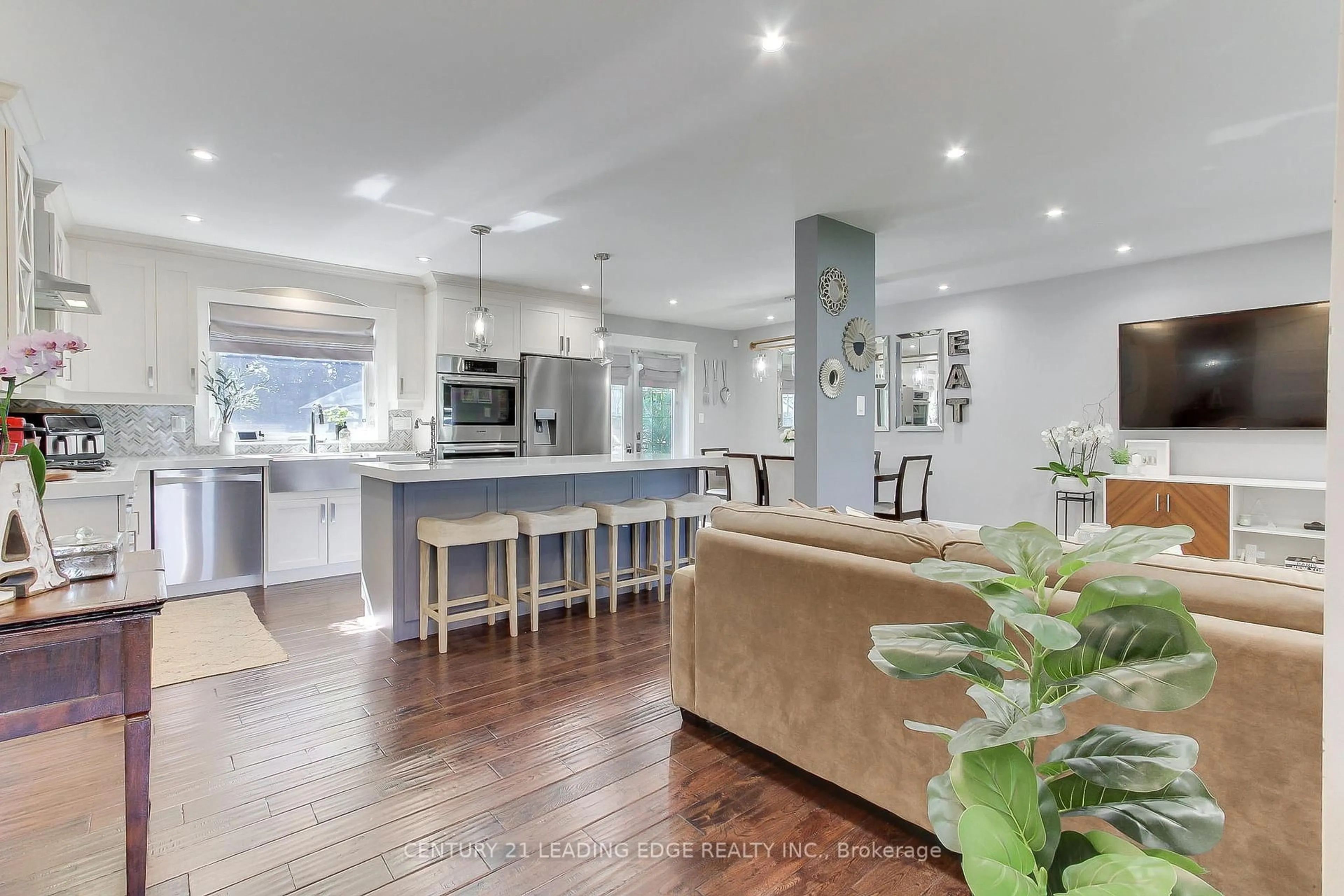 Open concept kitchen, unknown for 592 Rupert Ave, Whitchurch-Stouffville Ontario L4A 1W2
