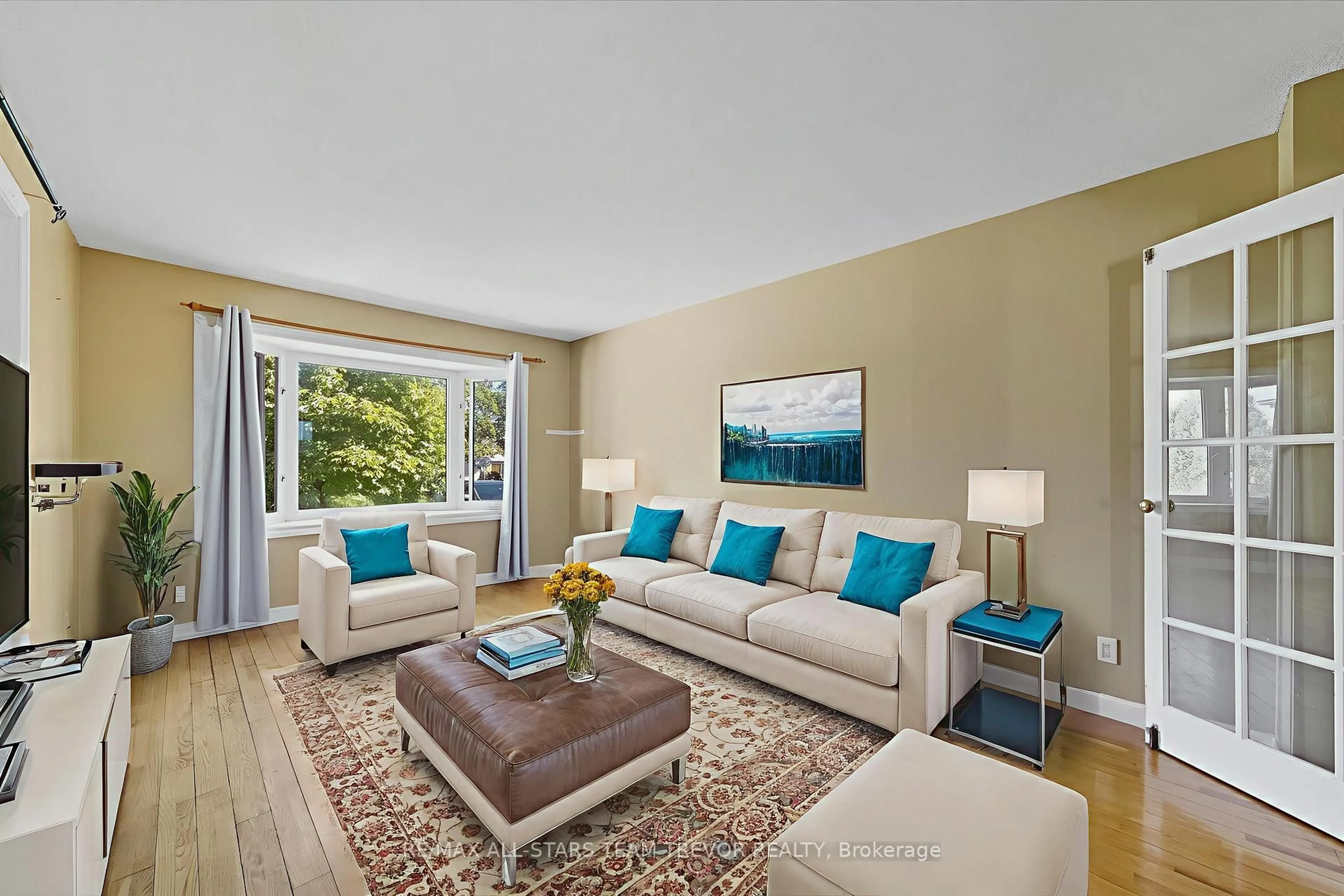 Living room with furniture, unknown for 24 Oakmeadow Blvd, Georgina Ontario L4P 3K9