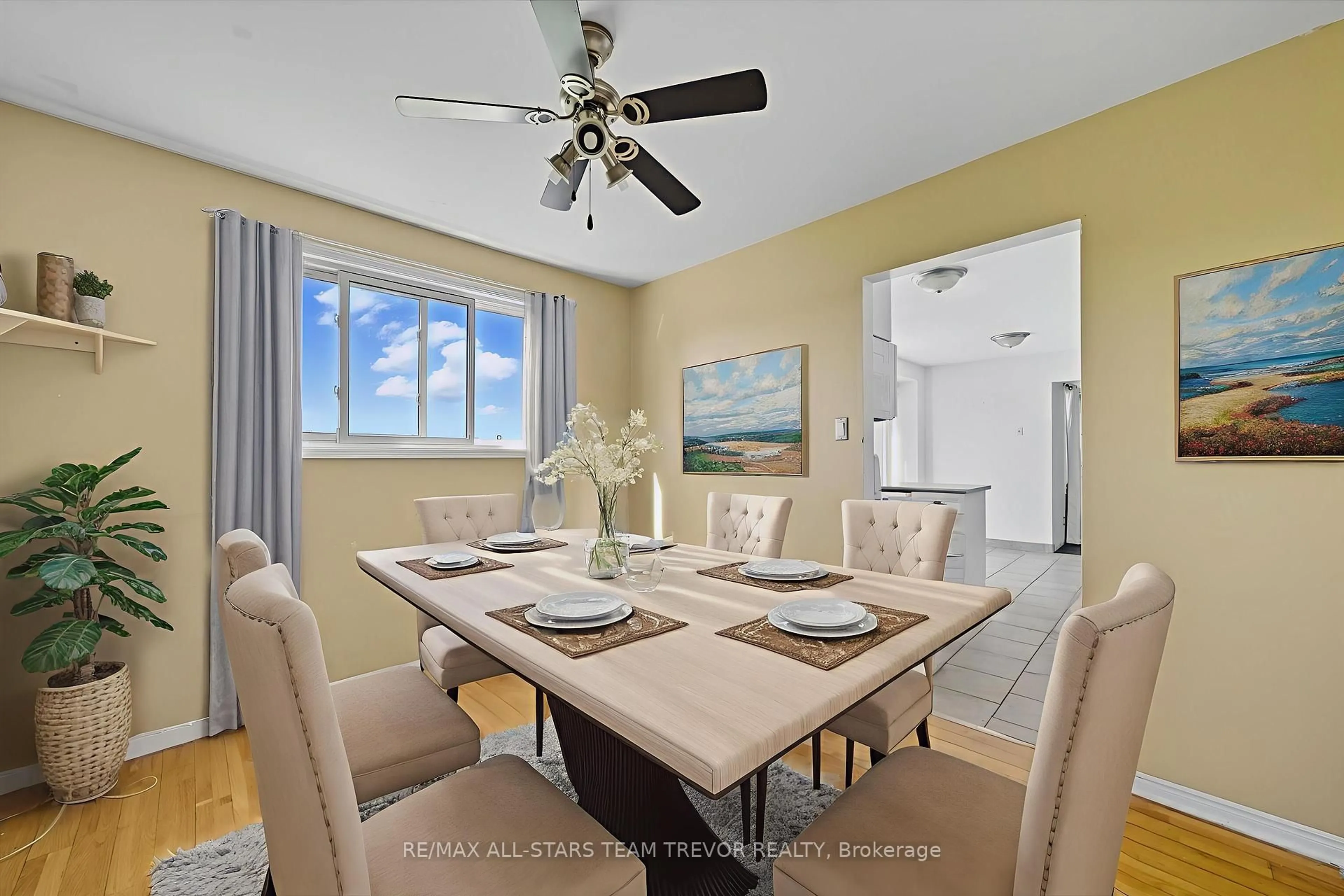 Dining room, ceramic/tile floor for 24 Oakmeadow Blvd, Georgina Ontario L4P 3K9