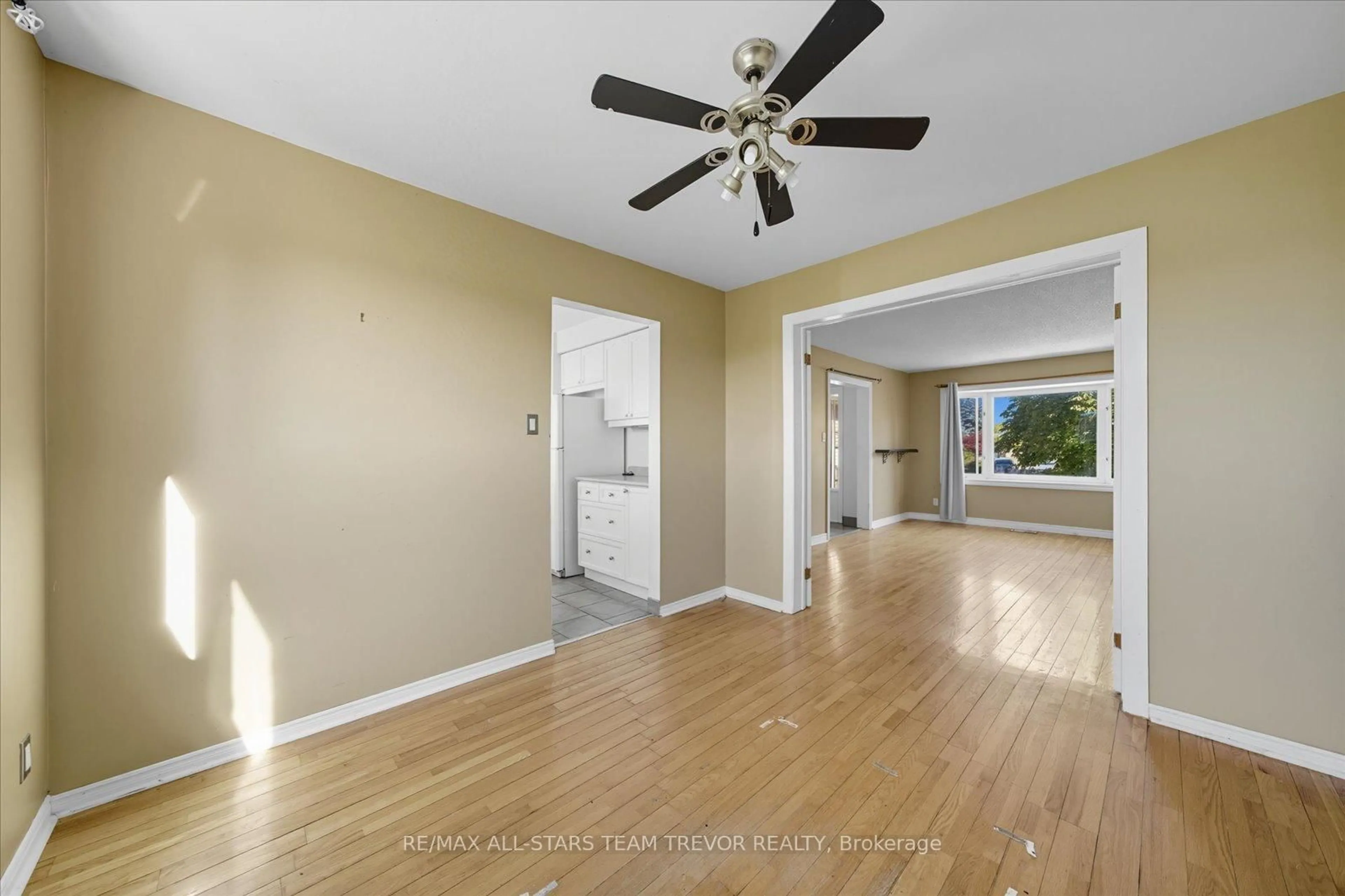 Unknown for 24 Oakmeadow Blvd, Georgina Ontario L4P 3K9