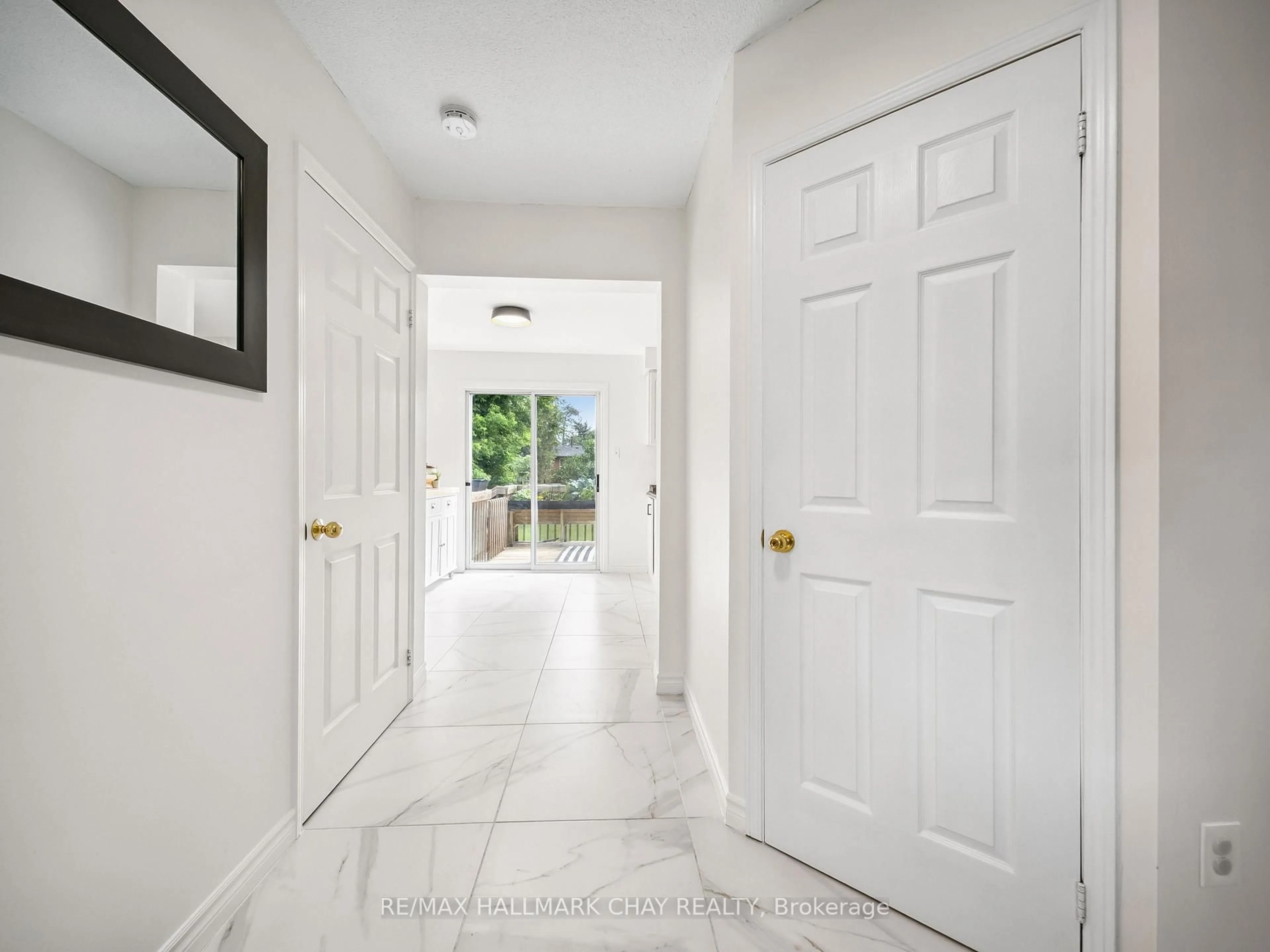Indoor entryway for 8 Darren Dr, Essa Ontario L0M 1B0