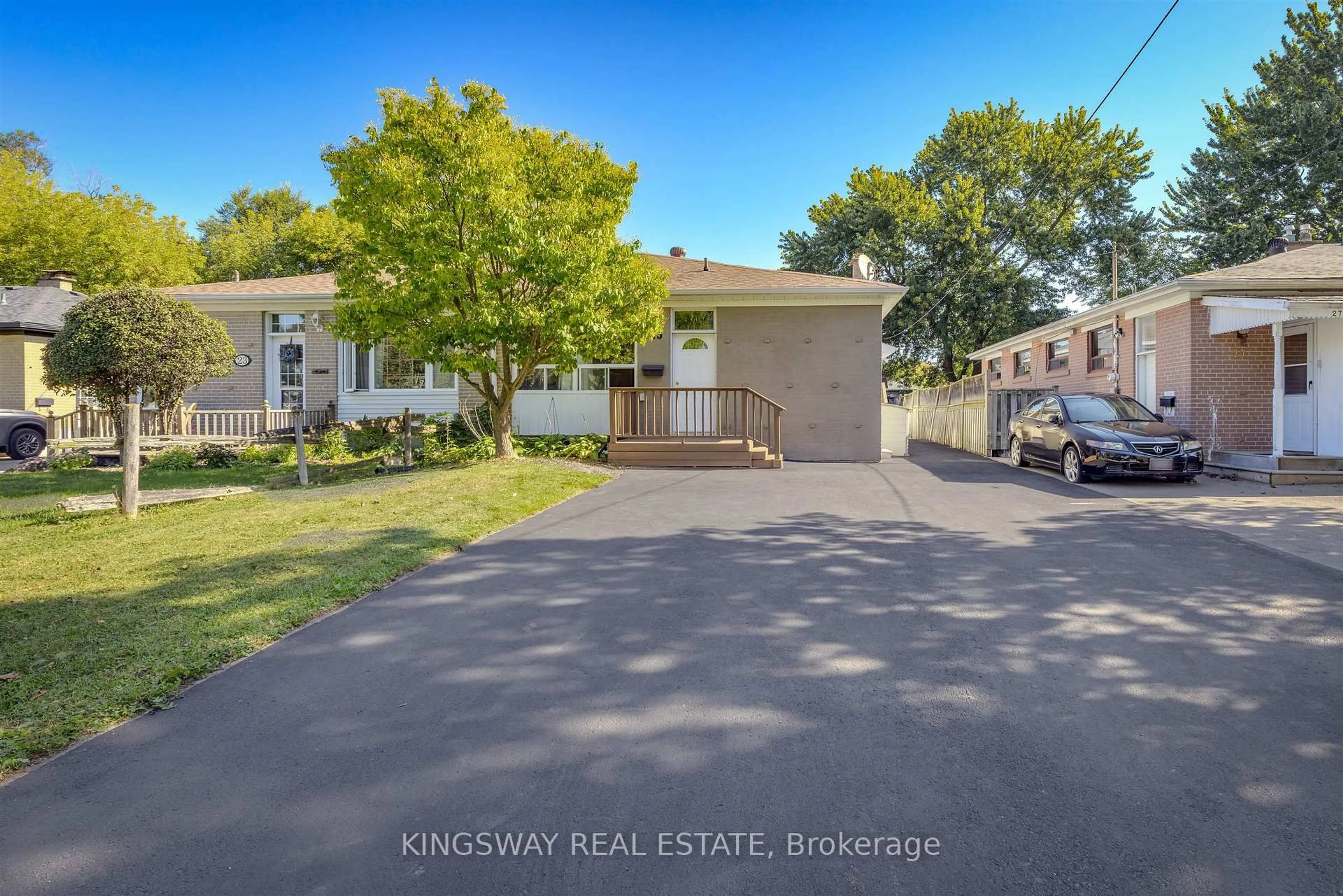 A pic from outside/outdoor area/front of a property/back of a property/a pic from drone, street for 25 Bailey Cres, Aurora Ontario L4G 2B2