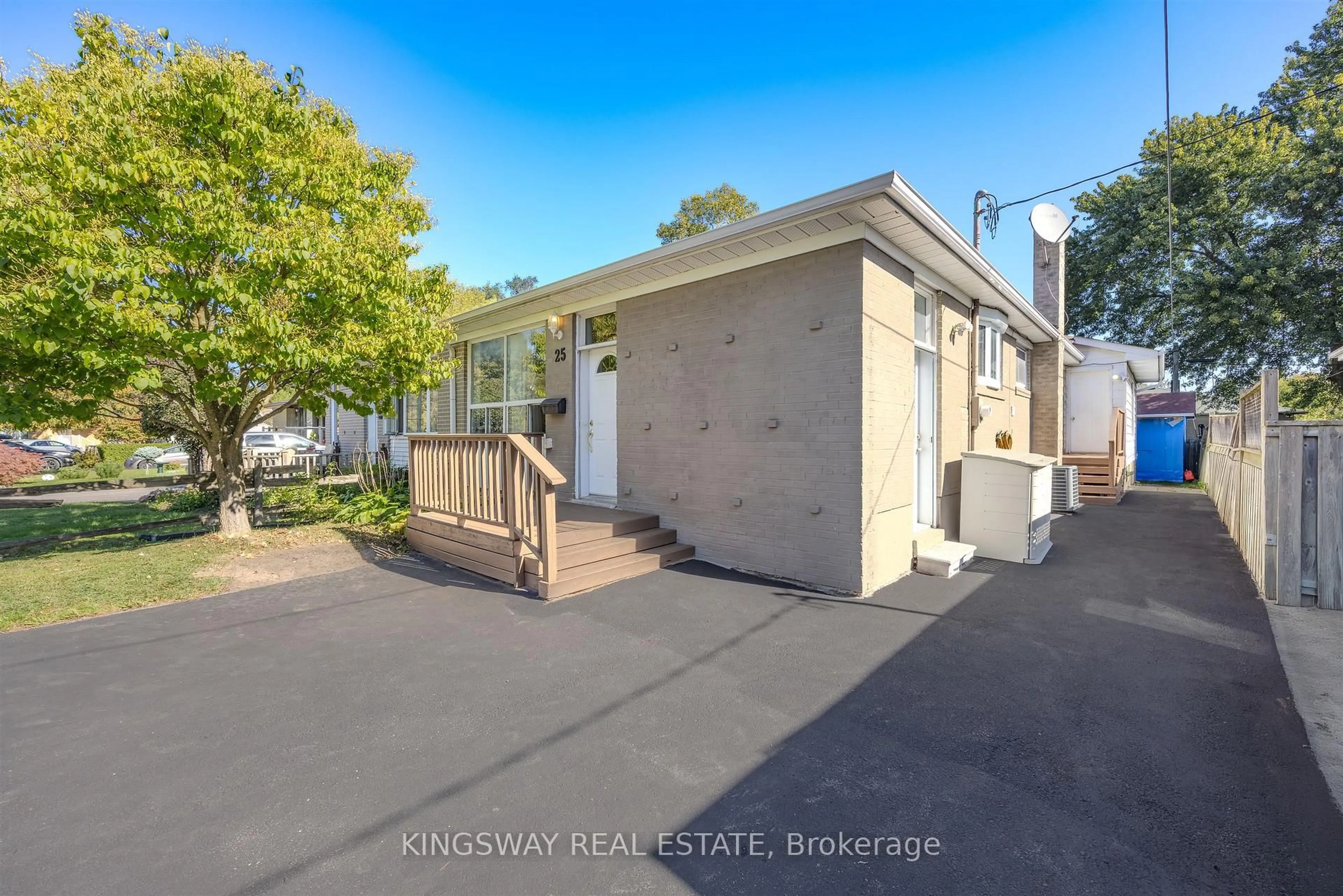 A pic from outside/outdoor area/front of a property/back of a property/a pic from drone, street for 25 Bailey Cres, Aurora Ontario L4G 2B2