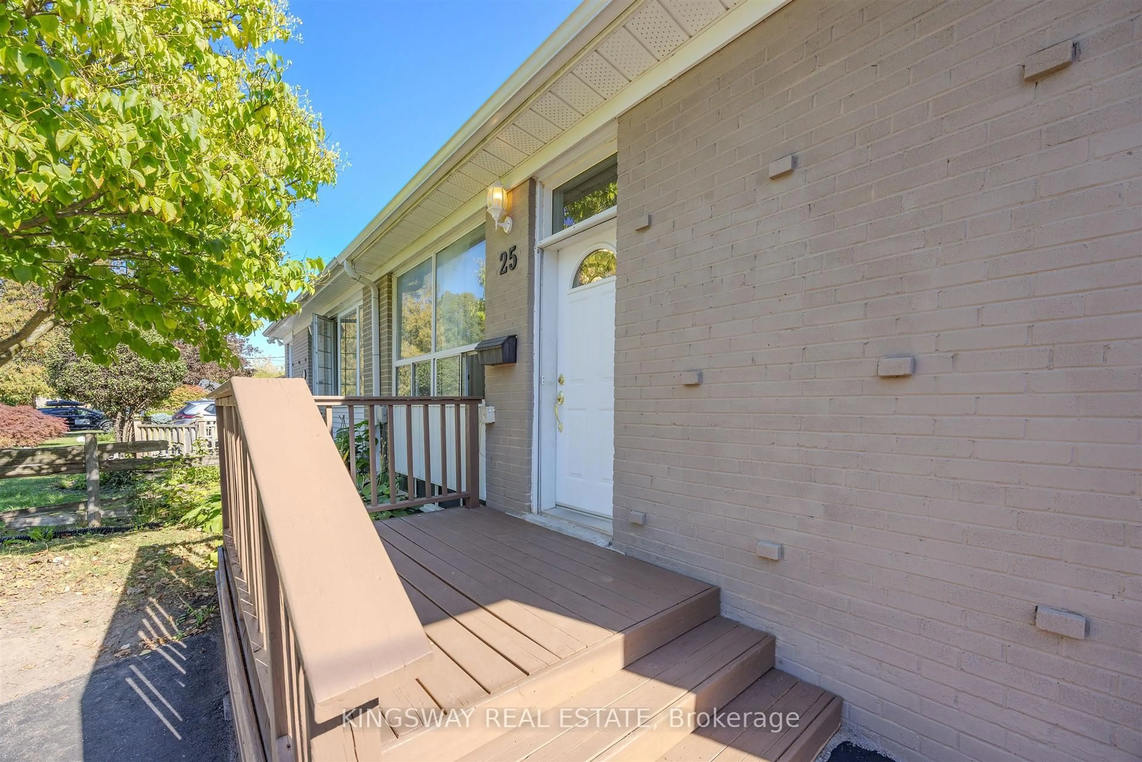 A pic from outside/outdoor area/front of a property/back of a property/a pic from drone, street for 25 Bailey Cres, Aurora Ontario L4G 2B2