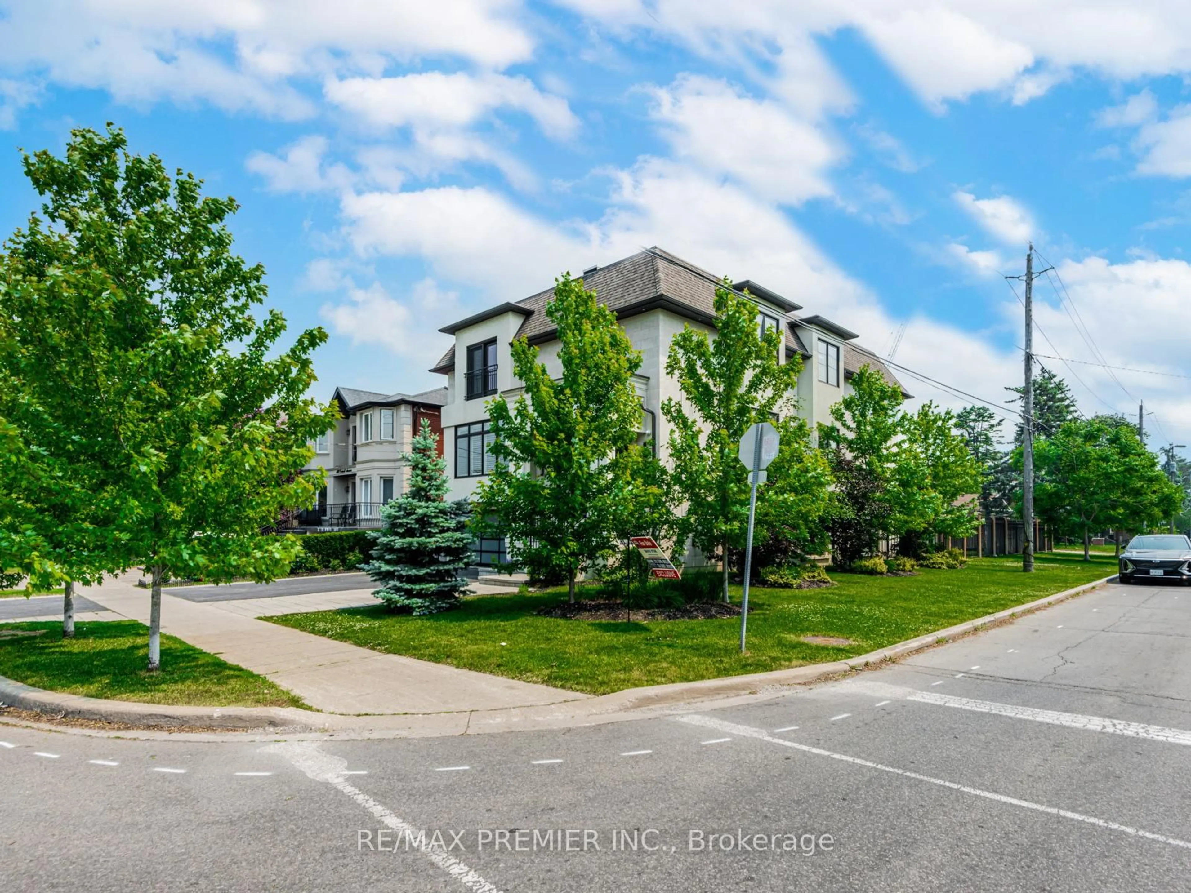 A pic from outside/outdoor area/front of a property/back of a property/a pic from drone, street for 215 Fallharvest Way, Whitchurch-Stouffville Ontario L4A 0S1