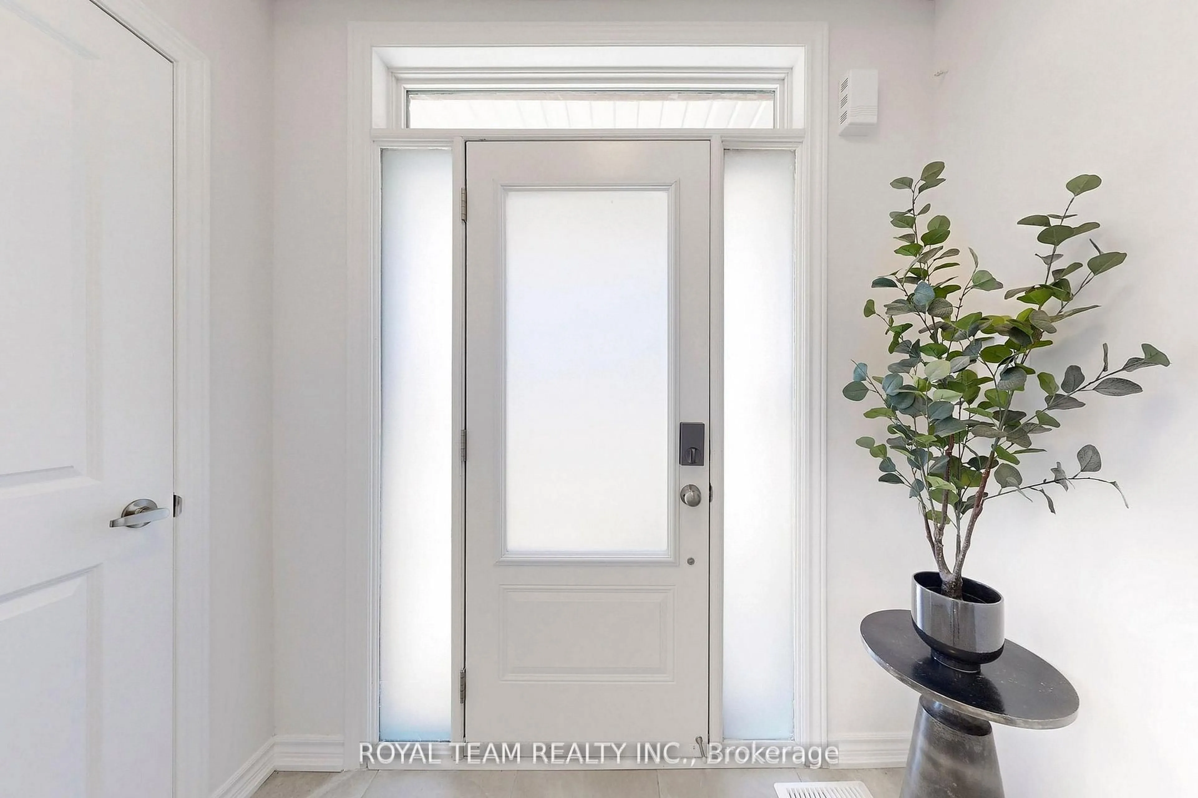 Indoor entryway for 46 Ainslie Hill Cres, Georgina Ontario L0E 1R0