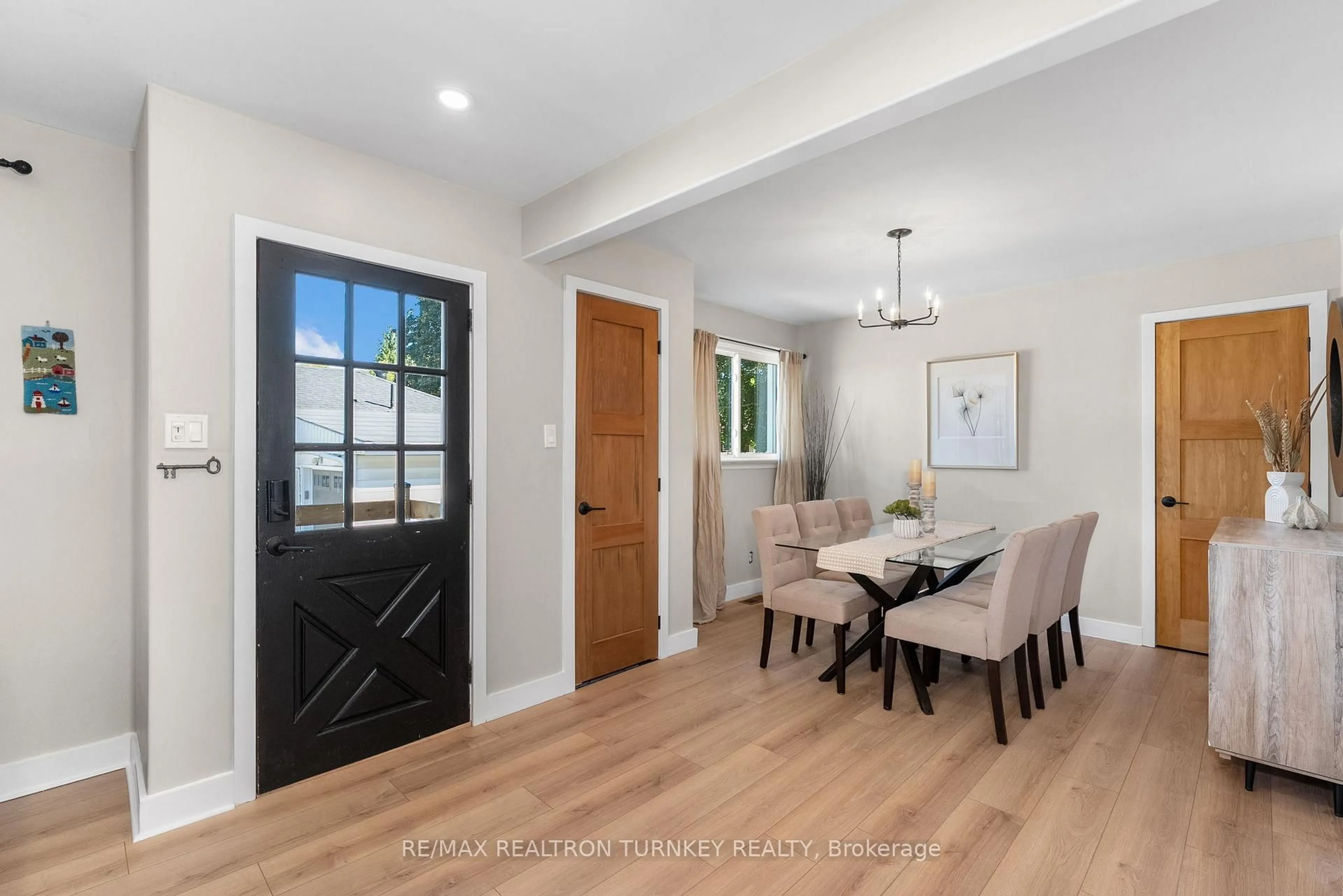 Indoor entryway for 86 Simcoe St, Essa Ontario L0M 1B0