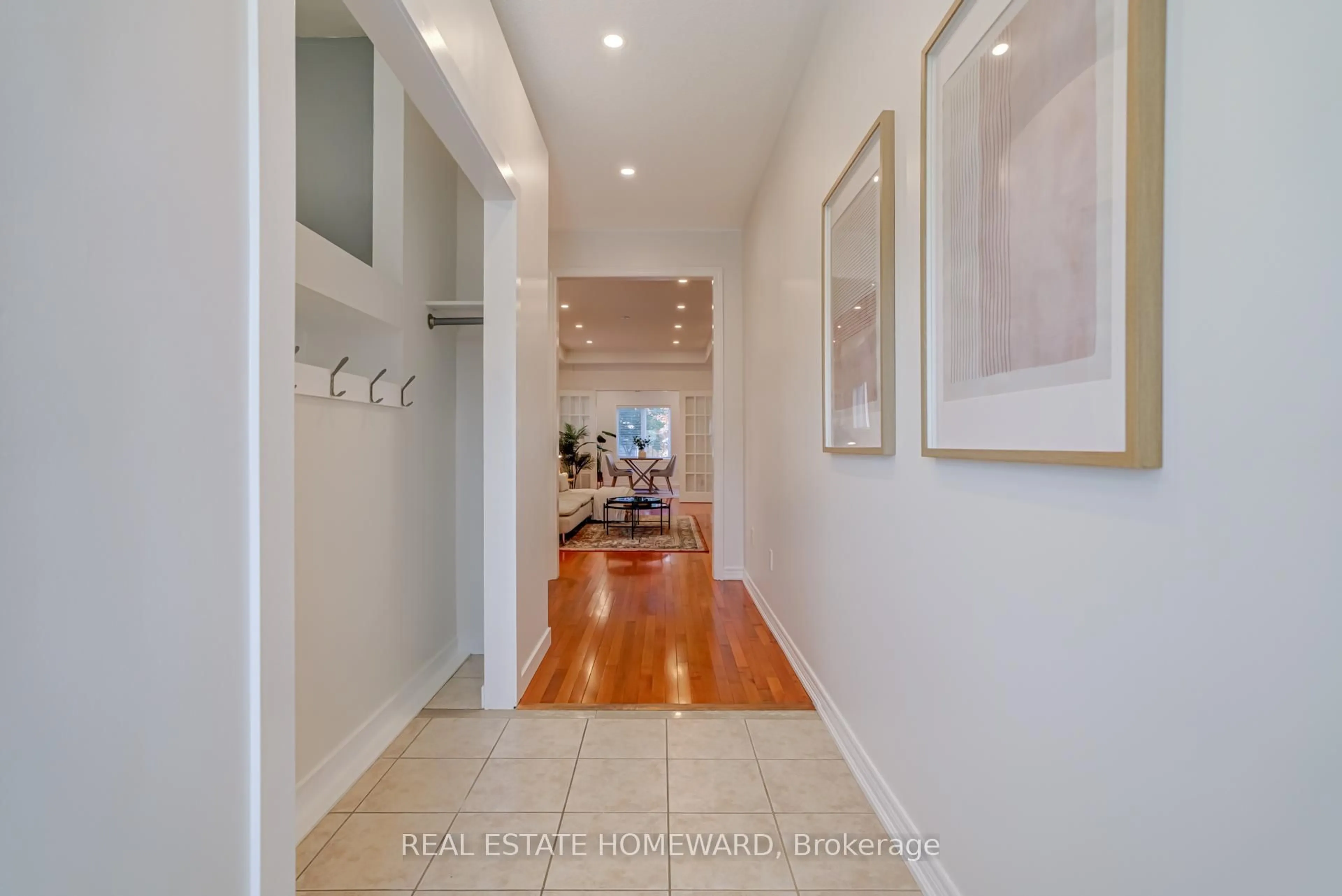 Indoor foyer for 8 Ozner Cres, Vaughan Ontario L4H 0E2