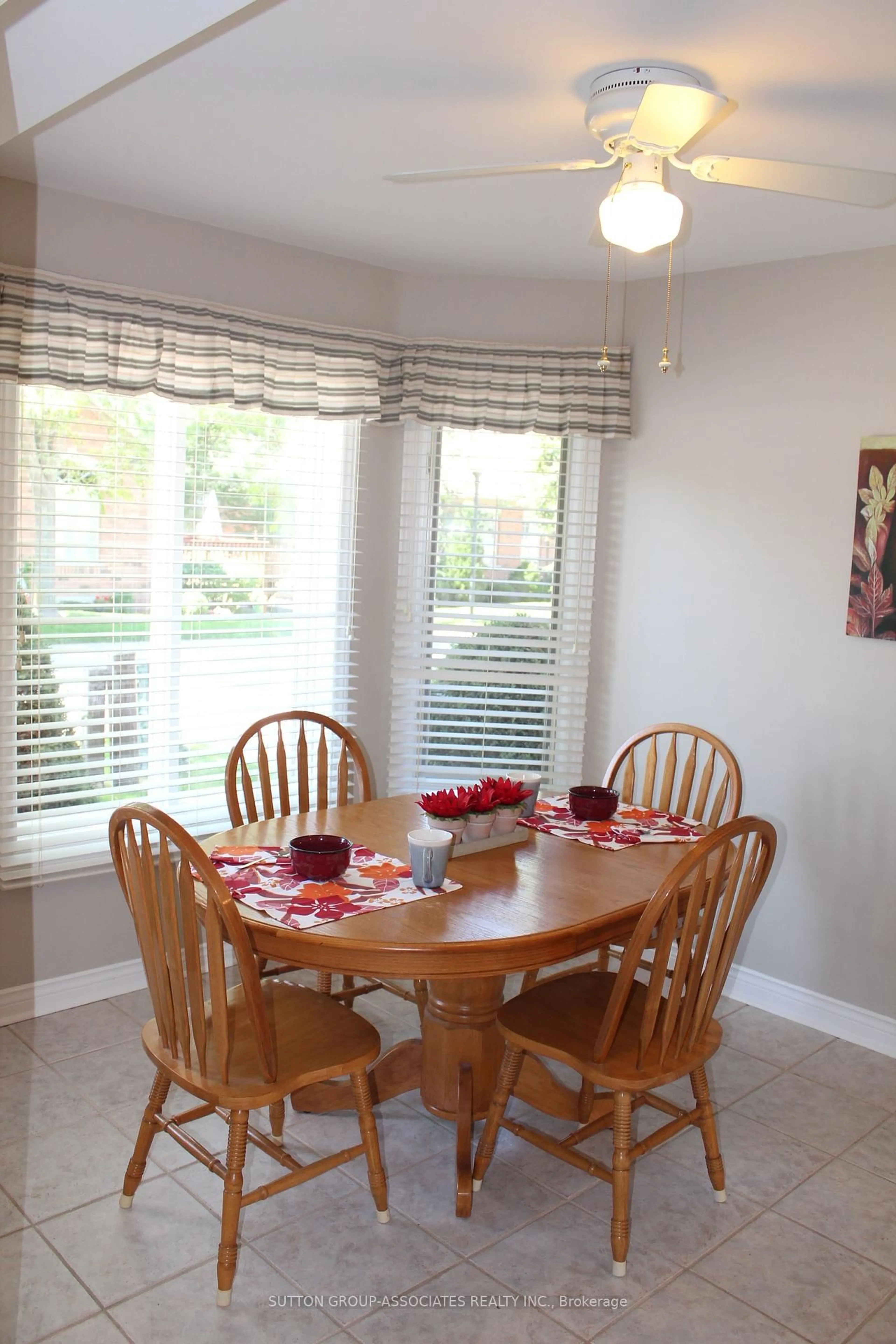 Dining room, wood/laminate floor for 13 Sunset Blvd #7, New Tecumseth Ontario L9R 1Y8