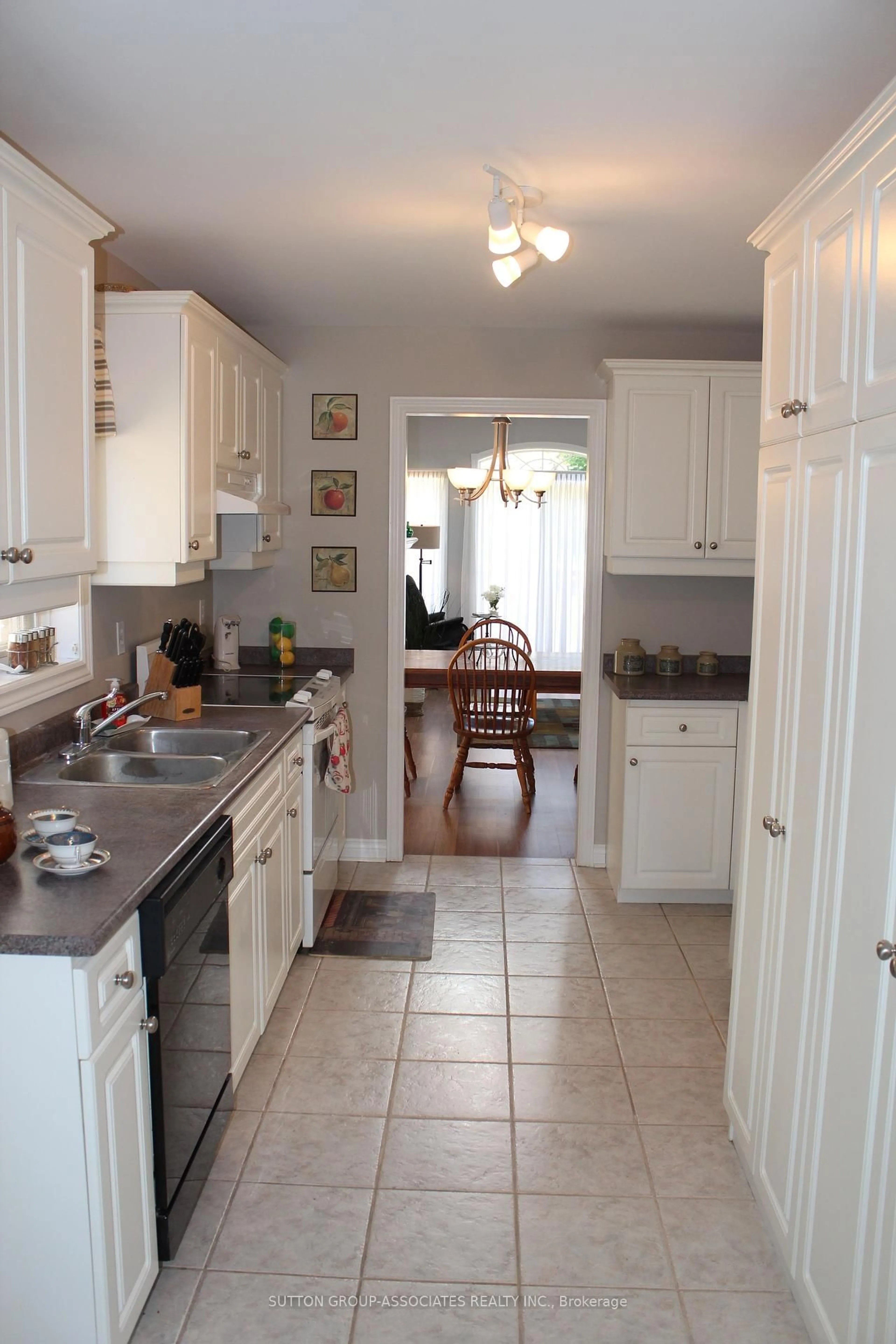 Standard kitchen, unknown for 13 Sunset Blvd #7, New Tecumseth Ontario L9R 1Y8