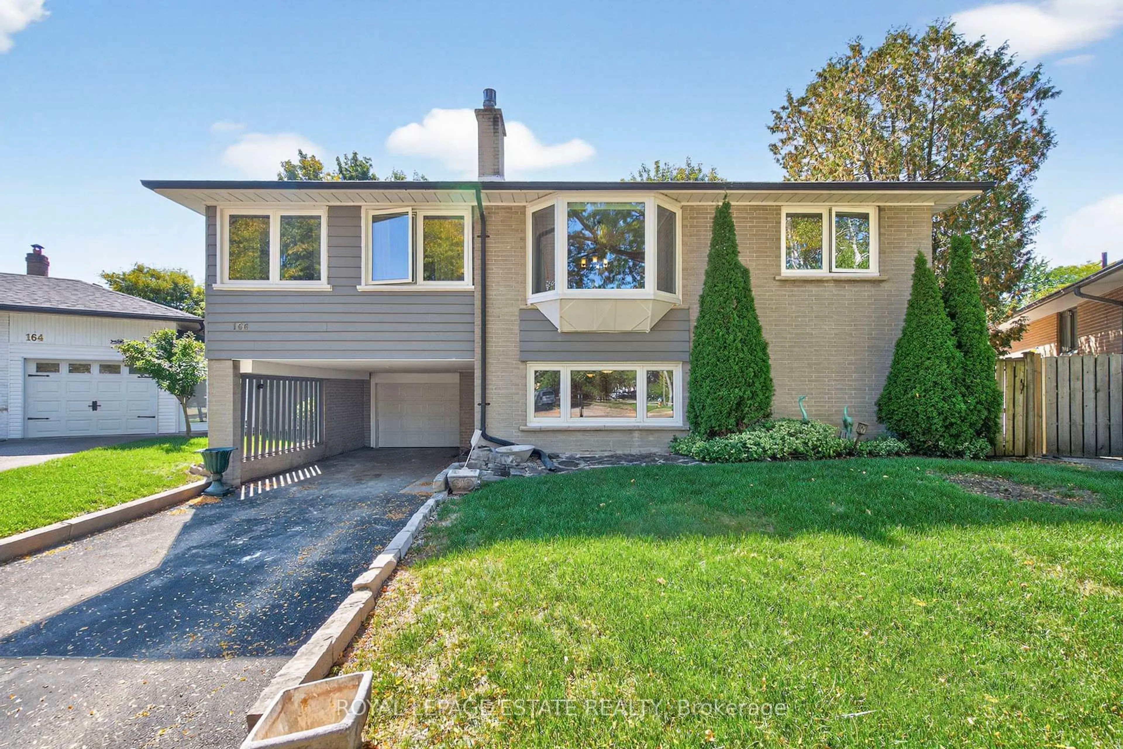 Home with vinyl exterior material, street for 166 Kenvale Crt, Richmond Hill Ontario L4C 4S9