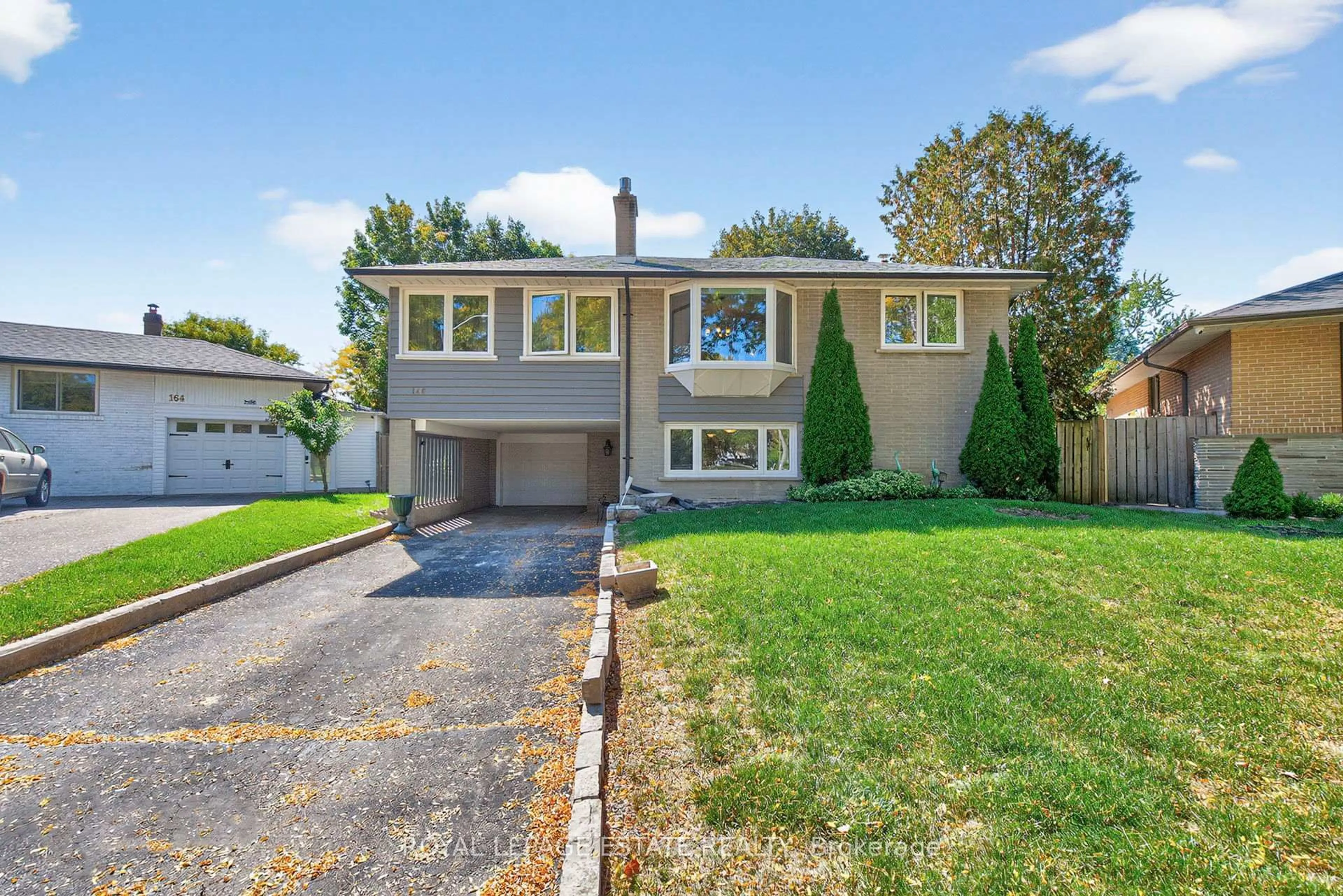 Home with vinyl exterior material, street for 166 Kenvale Crt, Richmond Hill Ontario L4C 4S9
