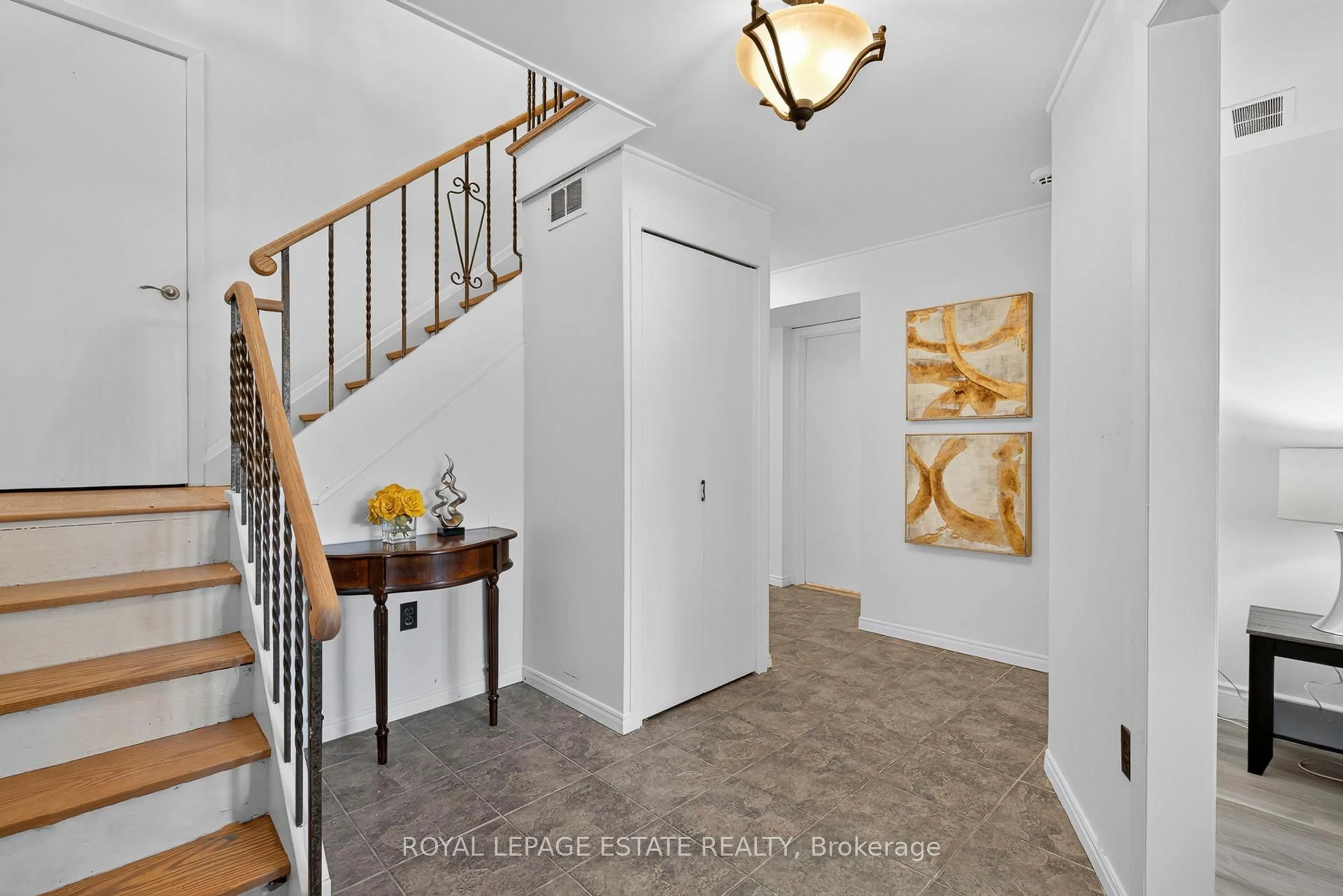 Indoor foyer for 166 Kenvale Crt, Richmond Hill Ontario L4C 4S9
