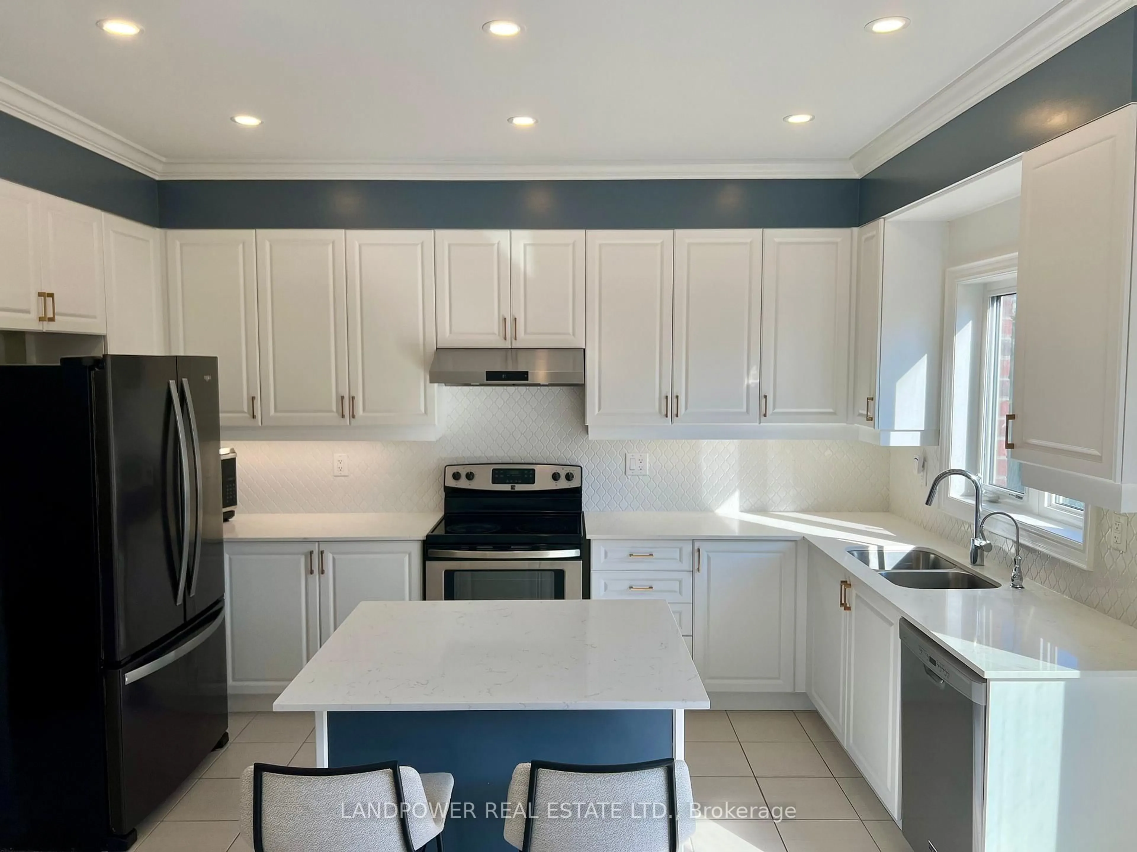 Open concept kitchen, ceramic/tile floor for 59 Gordon Circ, Newmarket Ontario L3Y 0C9
