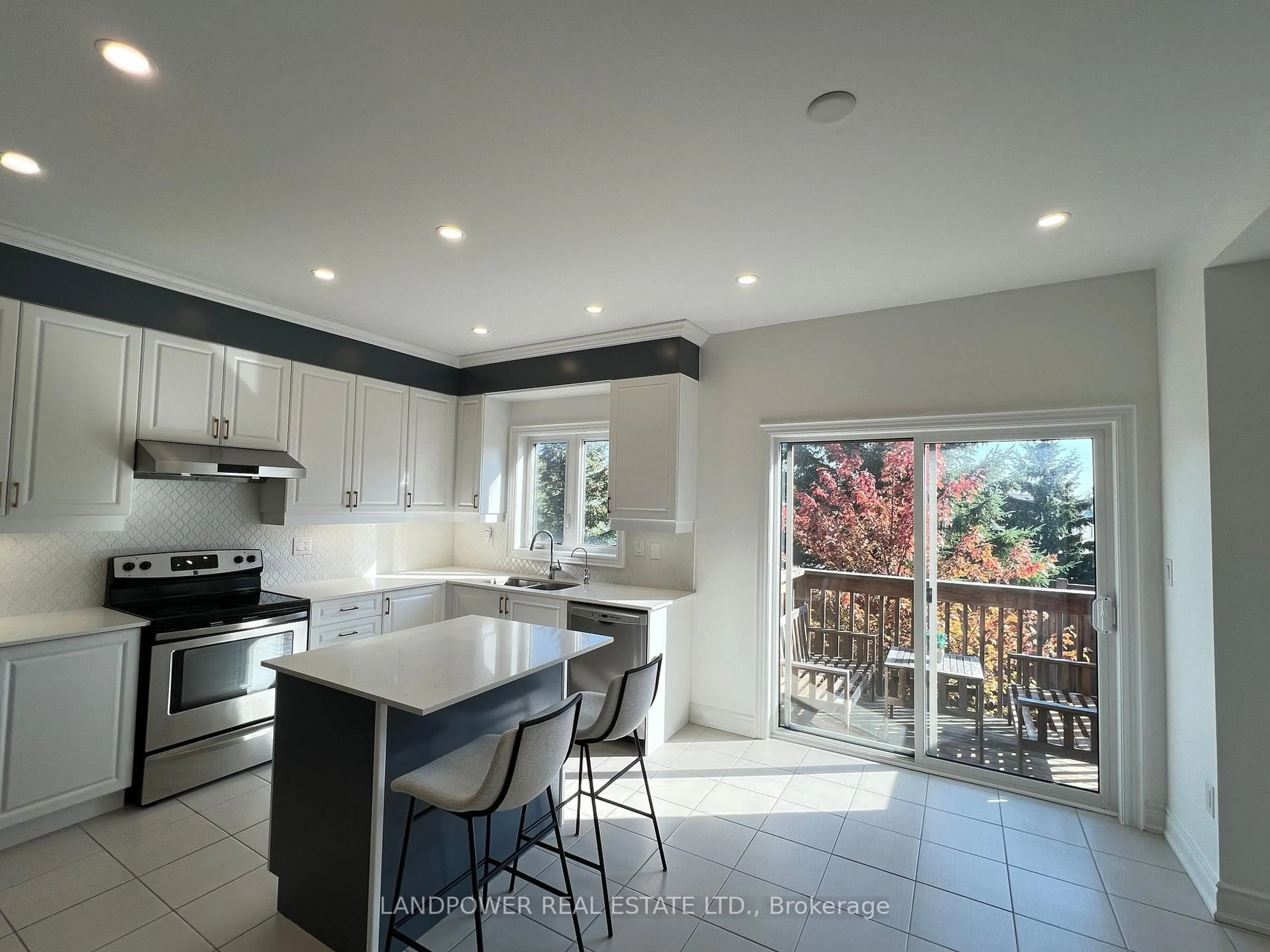 Open concept kitchen, ceramic/tile floor for 59 Gordon Circ, Newmarket Ontario L3Y 0C9