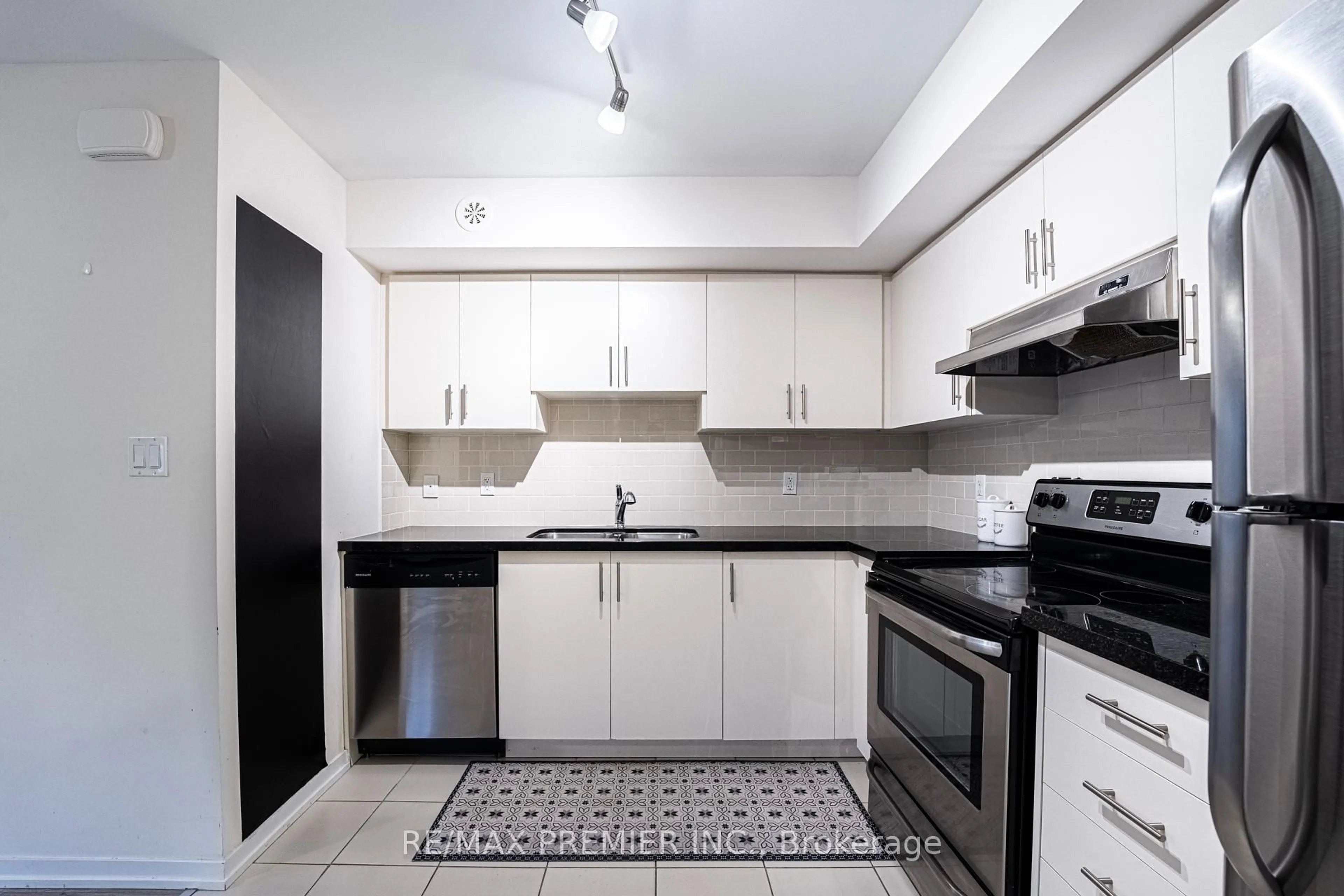 Standard kitchen, unknown for 26 Bruce St #B02, Vaughan Ontario L4L 1J4