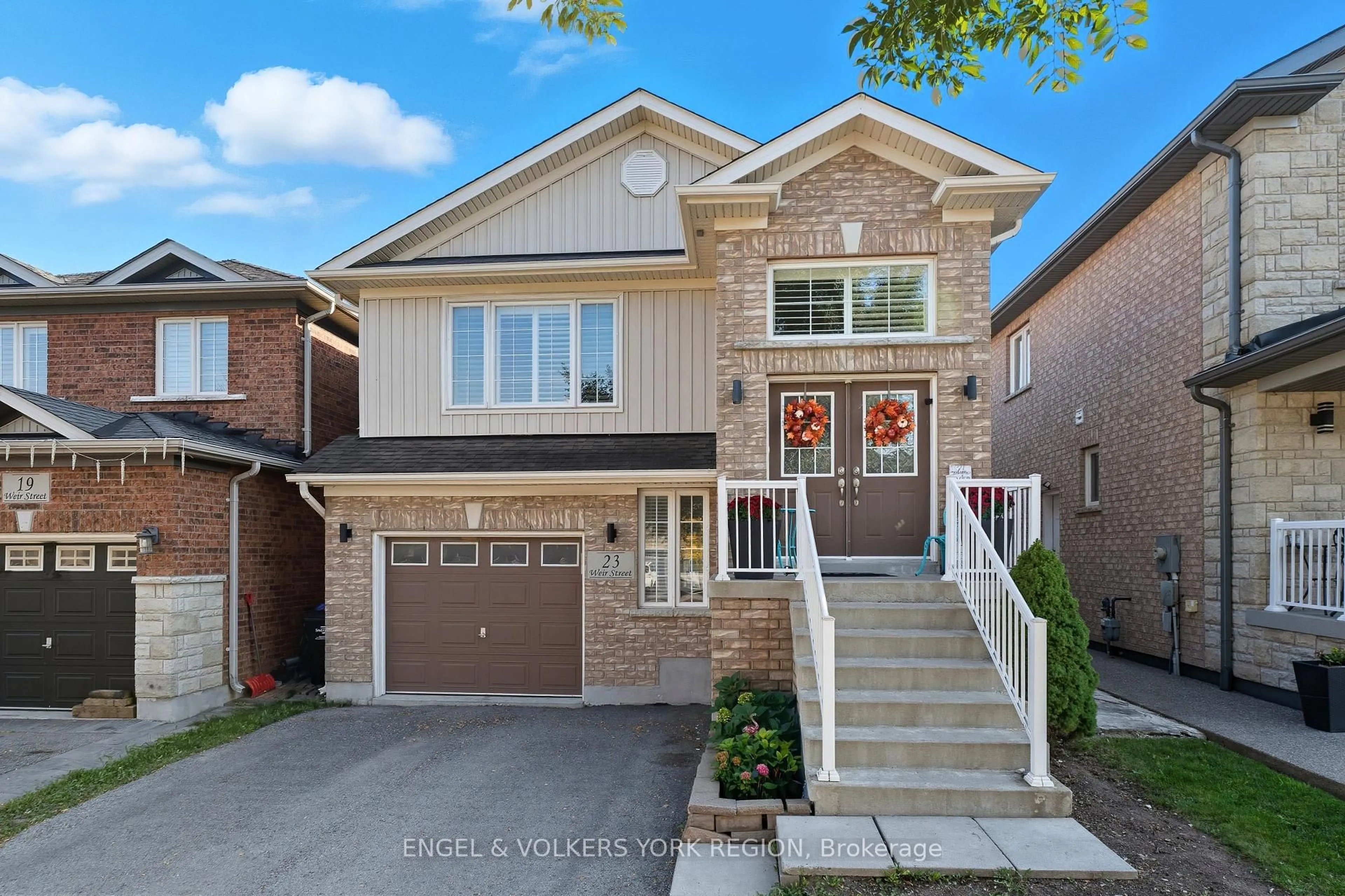 Home with brick exterior material, street for 23 Weir St, Bradford West Gwillimbury Ontario L3Z 0K6