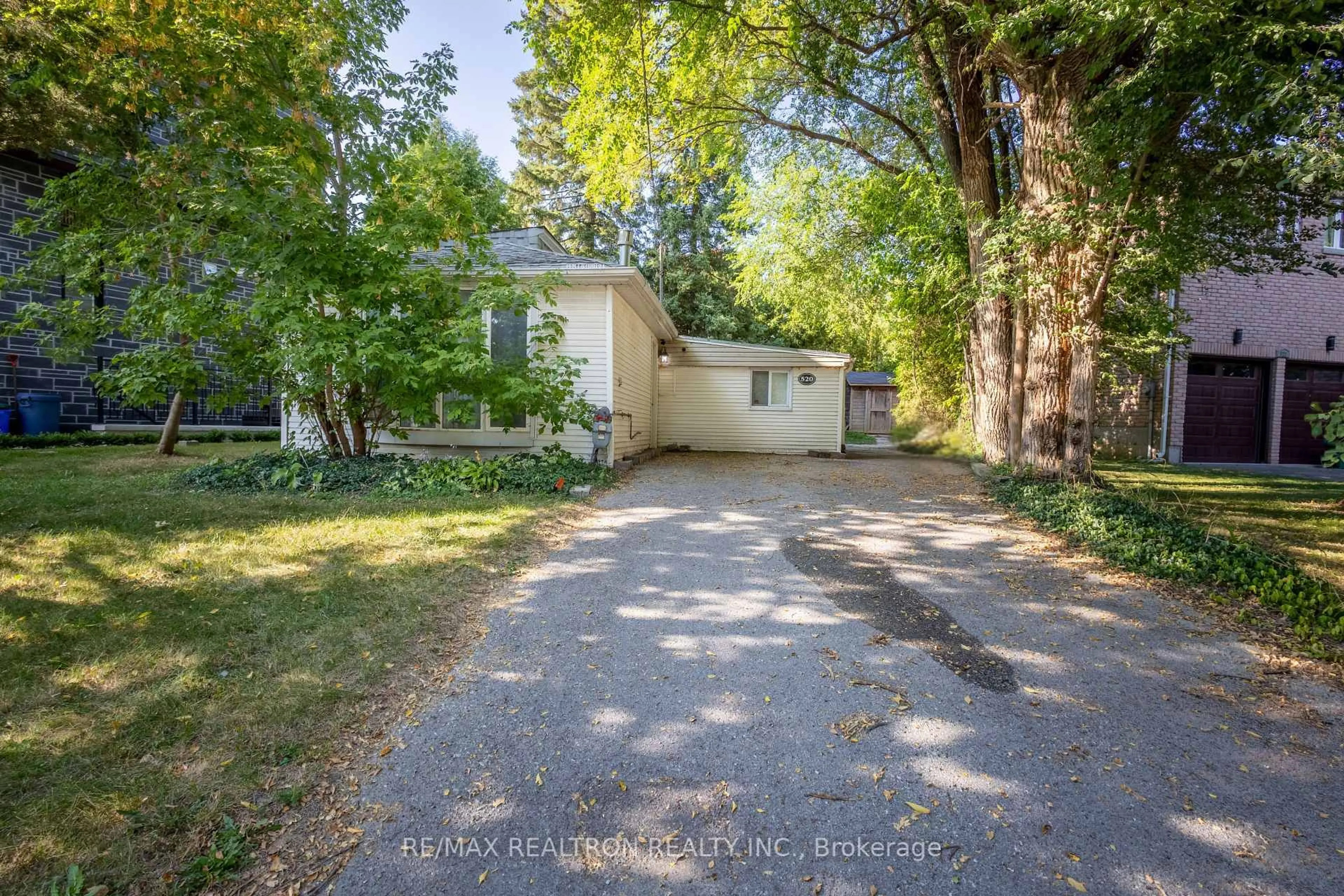 A pic from outside/outdoor area/front of a property/back of a property/a pic from drone, unknown for 520 North Lake Rd, Richmond Hill Ontario L4E 3B2