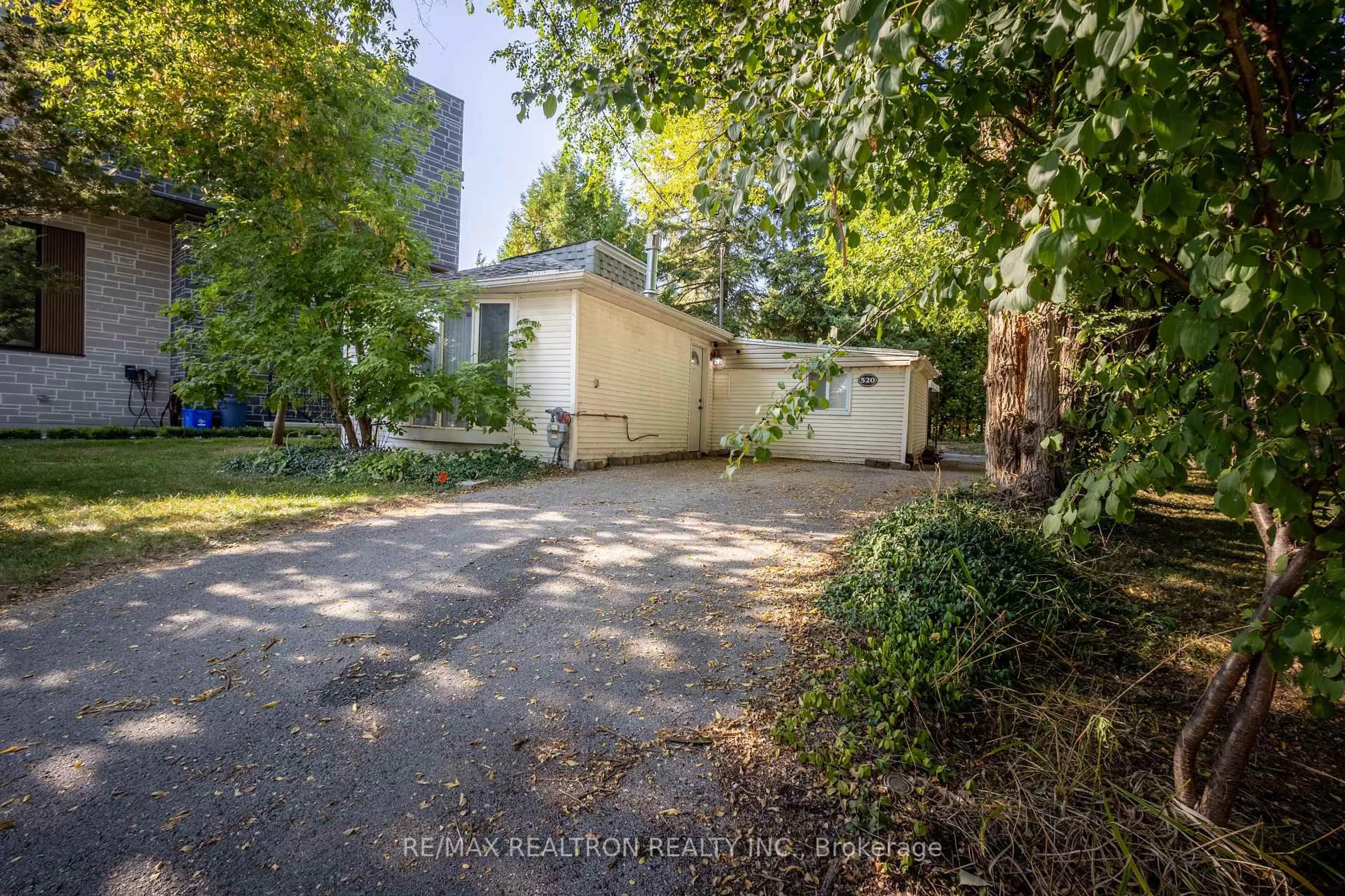 A pic from outside/outdoor area/front of a property/back of a property/a pic from drone, street for 520 North Lake Rd, Richmond Hill Ontario L4E 3B2