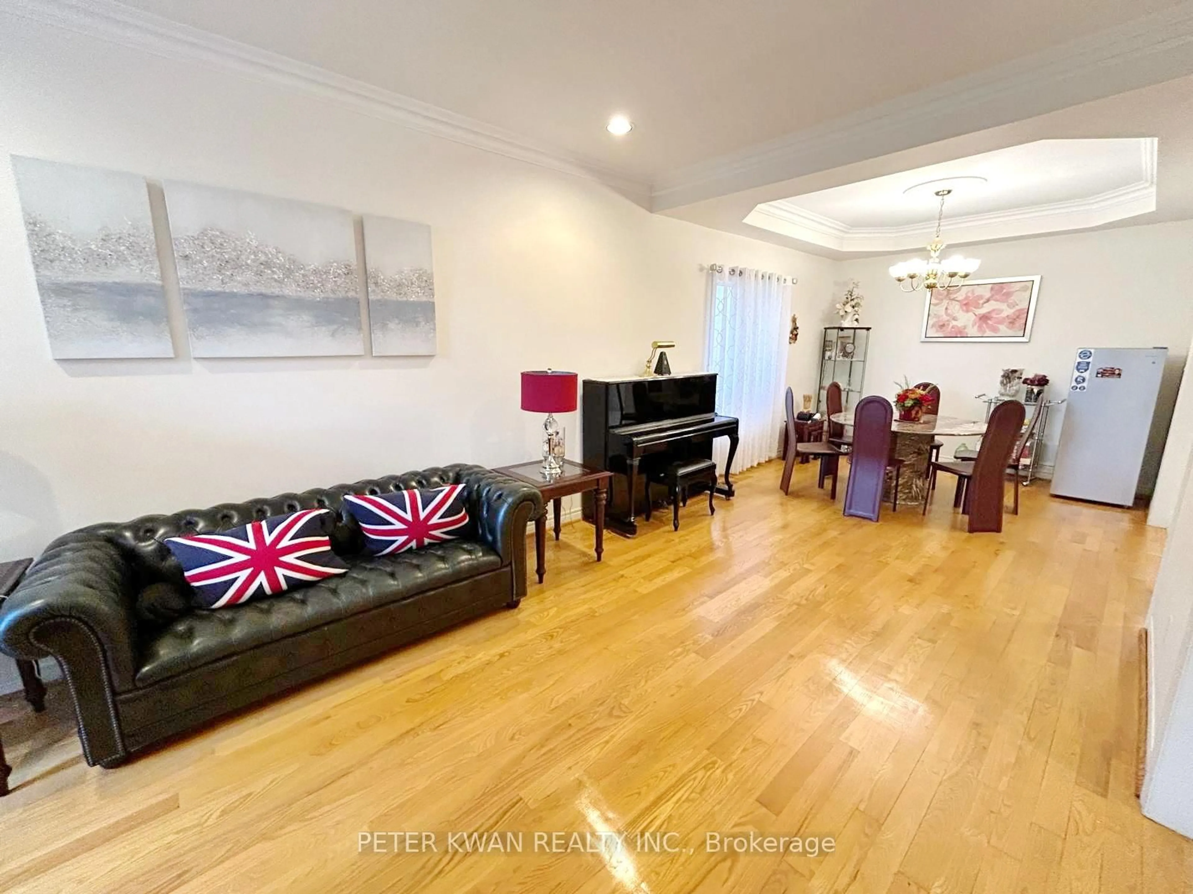 Living room with furniture, unknown for 231 Pinewood Dr, Vaughan Ontario L4J 5R7