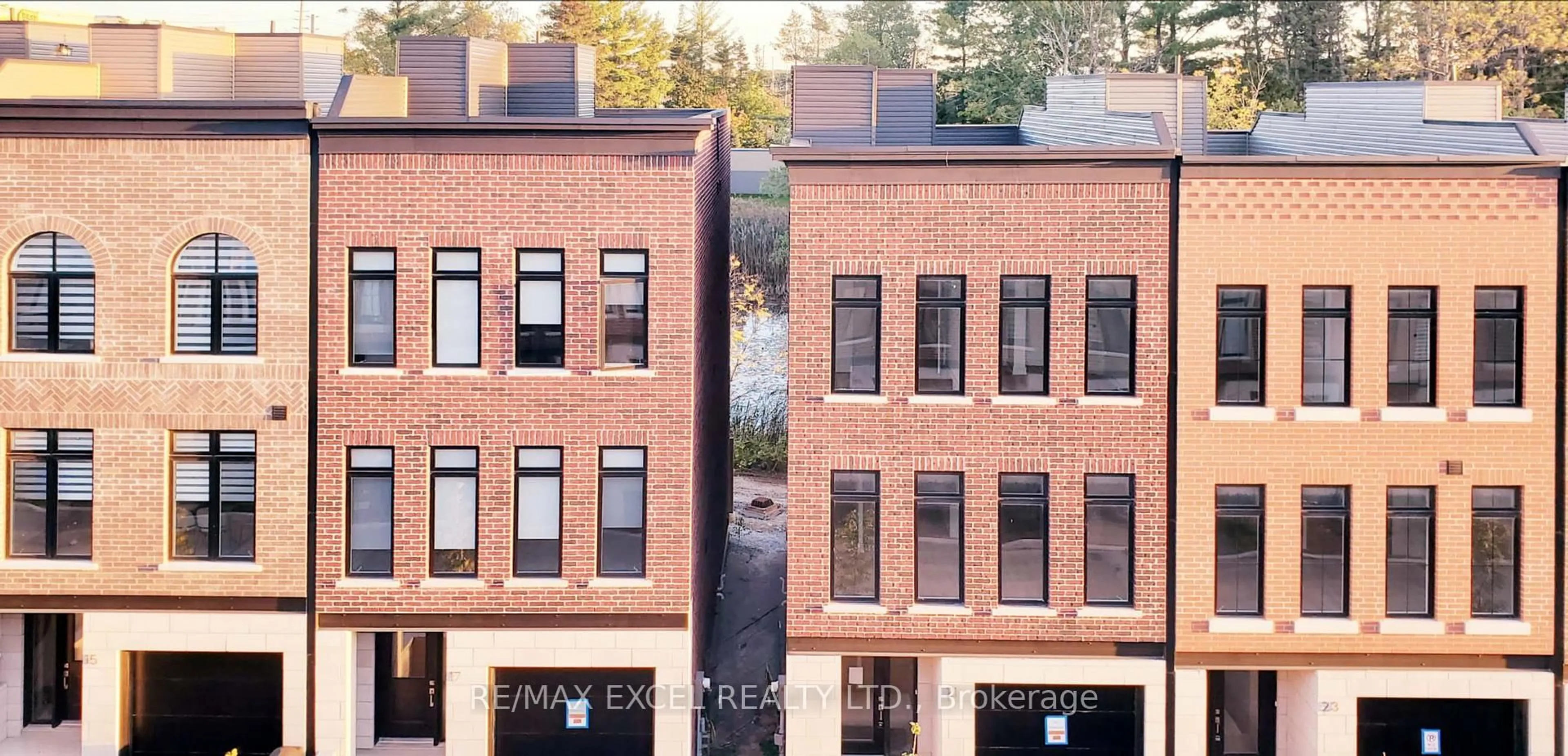Home with brick exterior material, building for 20 Chestnut Crt, Aurora Ontario L4G 4A4