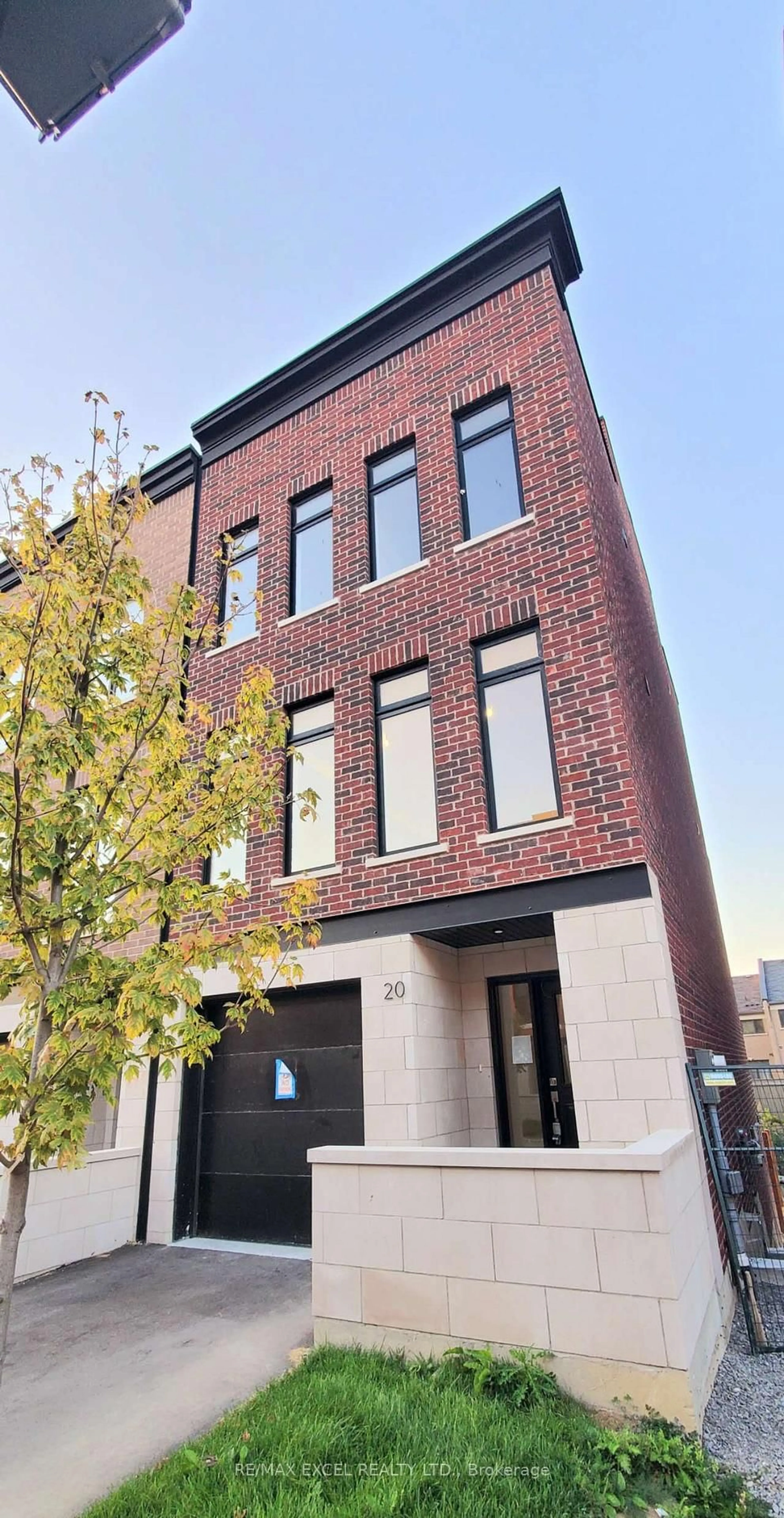 Home with brick exterior material, building for 20 Chestnut Crt, Aurora Ontario L4G 4A4
