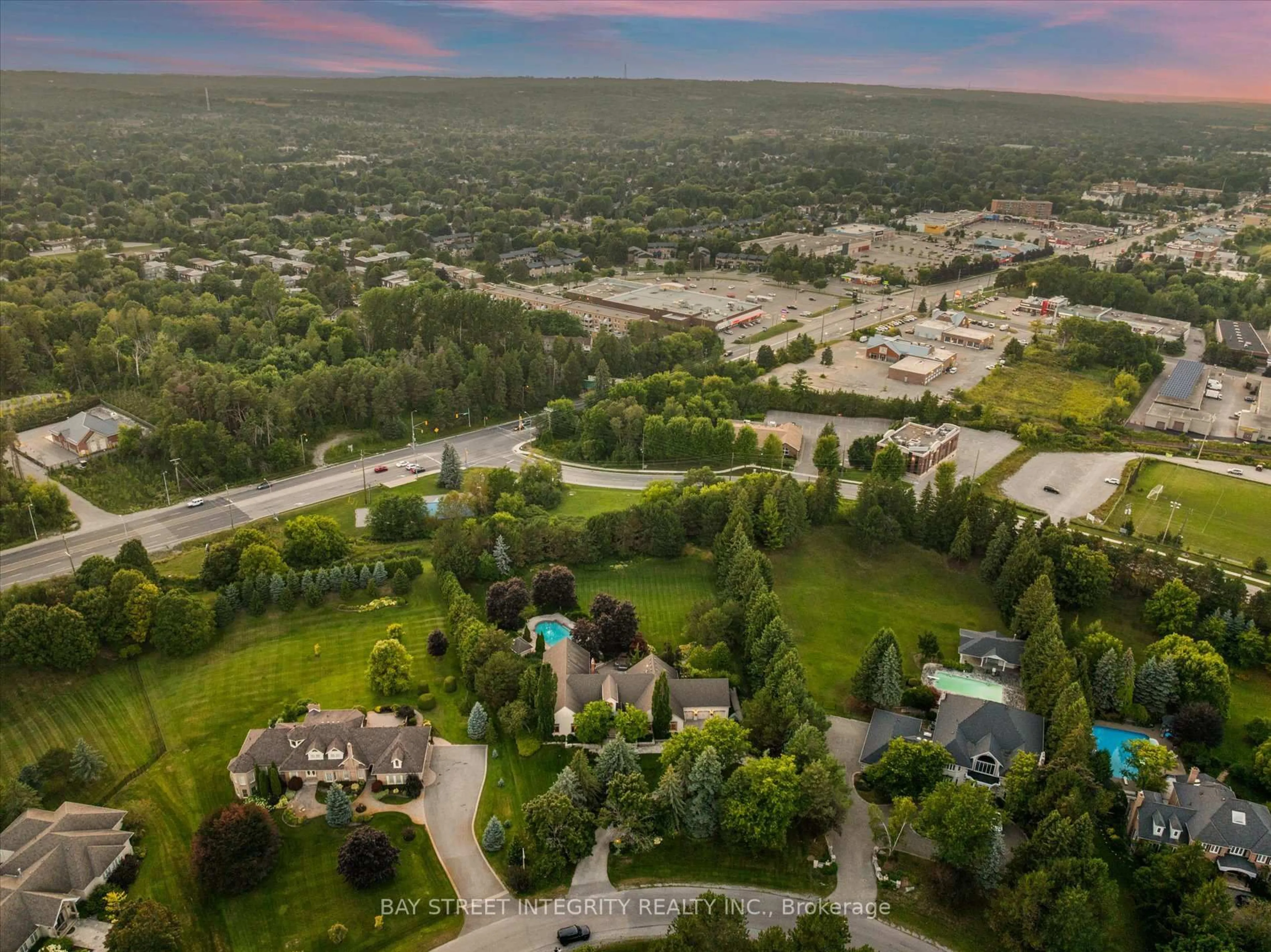 A pic from outside/outdoor area/front of a property/back of a property/a pic from drone, mountain view for 12 Alm Crt, Aurora Ontario L4G 6W8