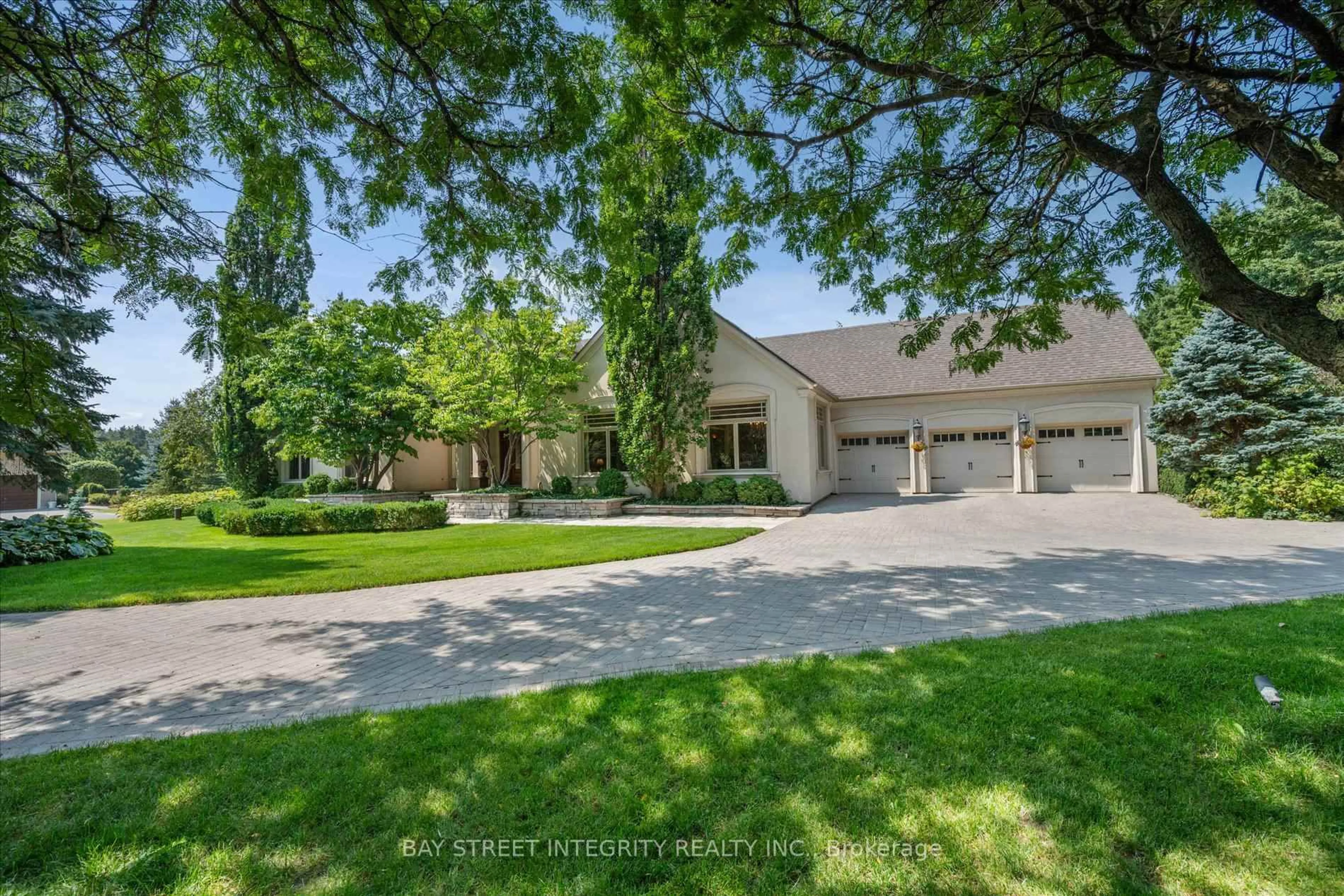 A pic from outside/outdoor area/front of a property/back of a property/a pic from drone, street for 12 Alm Crt, Aurora Ontario L4G 6W8