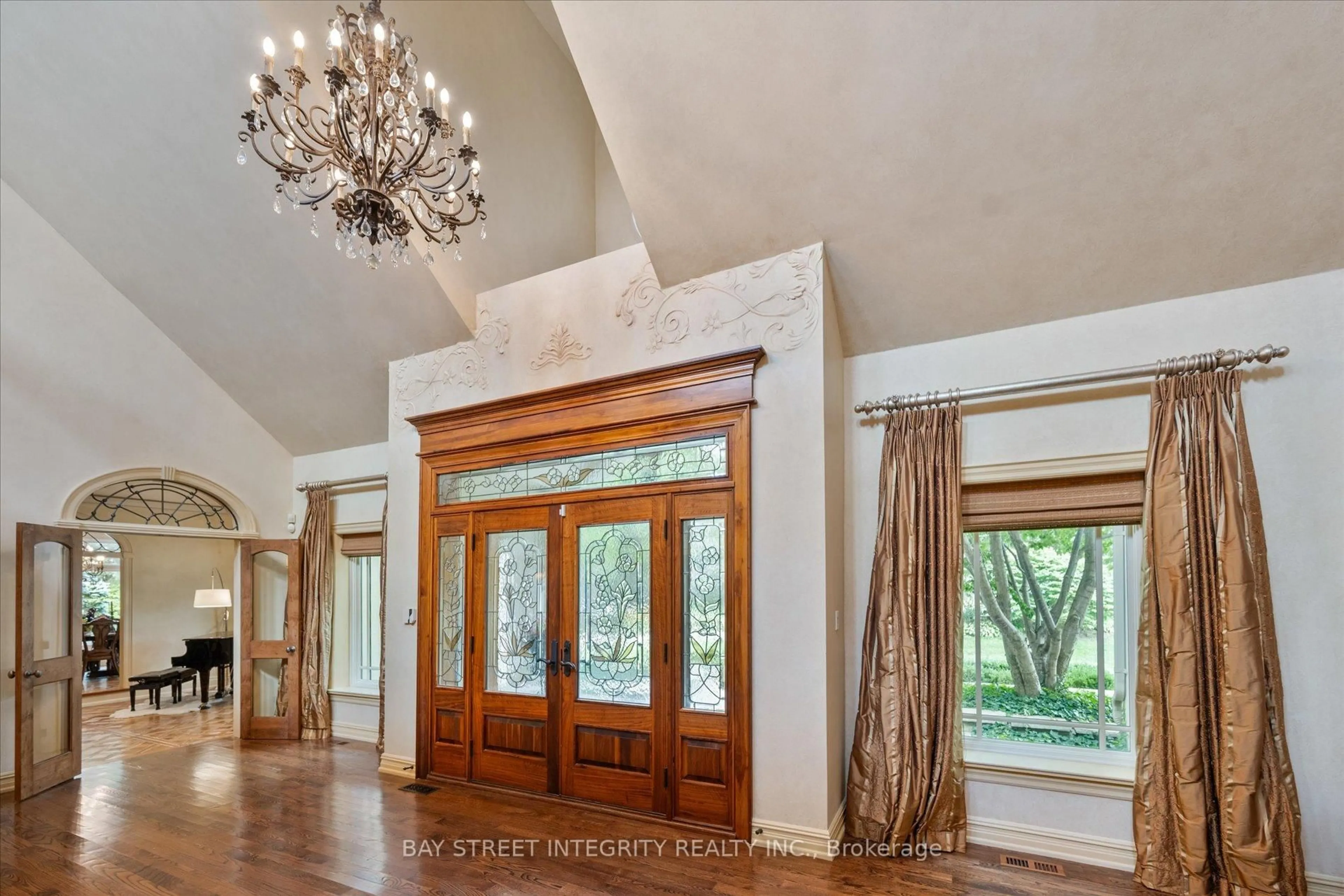 Indoor entryway for 12 Alm Crt, Aurora Ontario L4G 6W8
