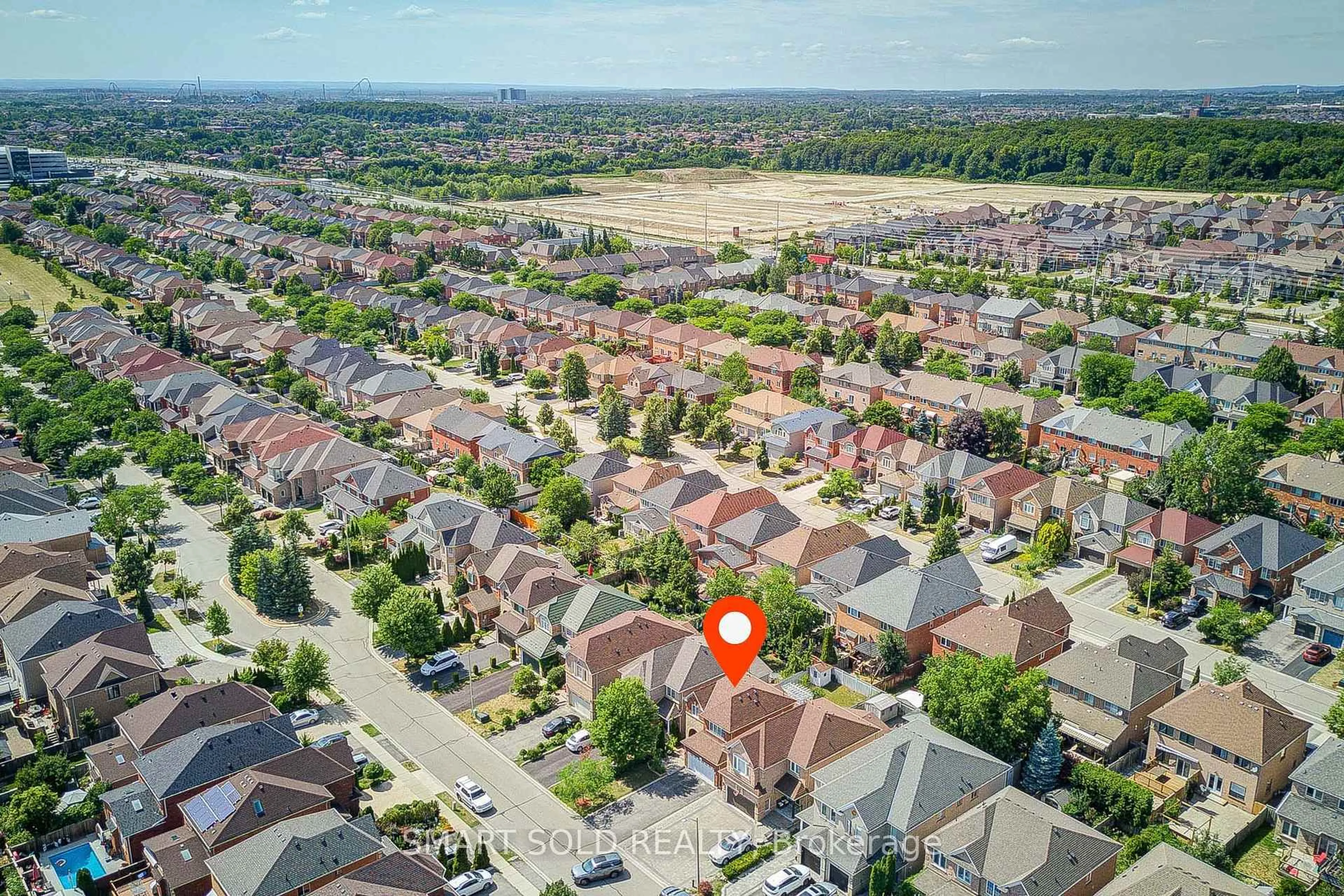 A pic from outside/outdoor area/front of a property/back of a property/a pic from drone, street for 40 Tuscana Blvd, Vaughan Ontario L4K 5J2