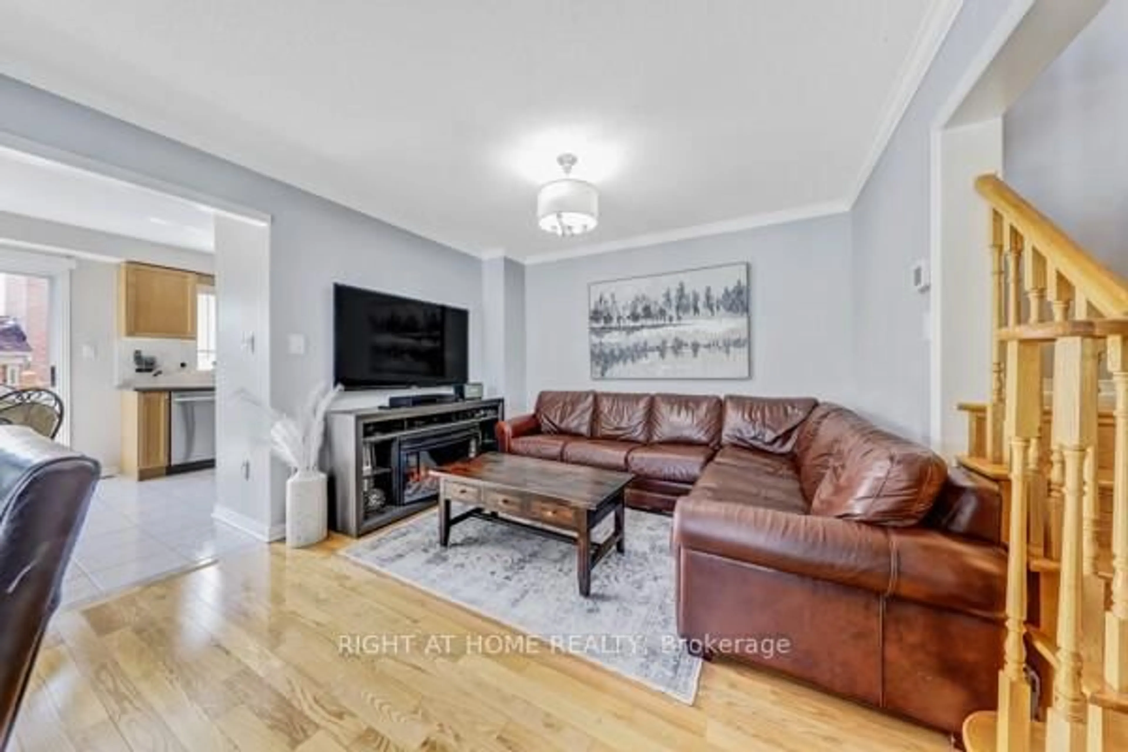 Living room with furniture, wood/laminate floor for 108 King William Cres, Richmond Hill Ontario L4B 4T1
