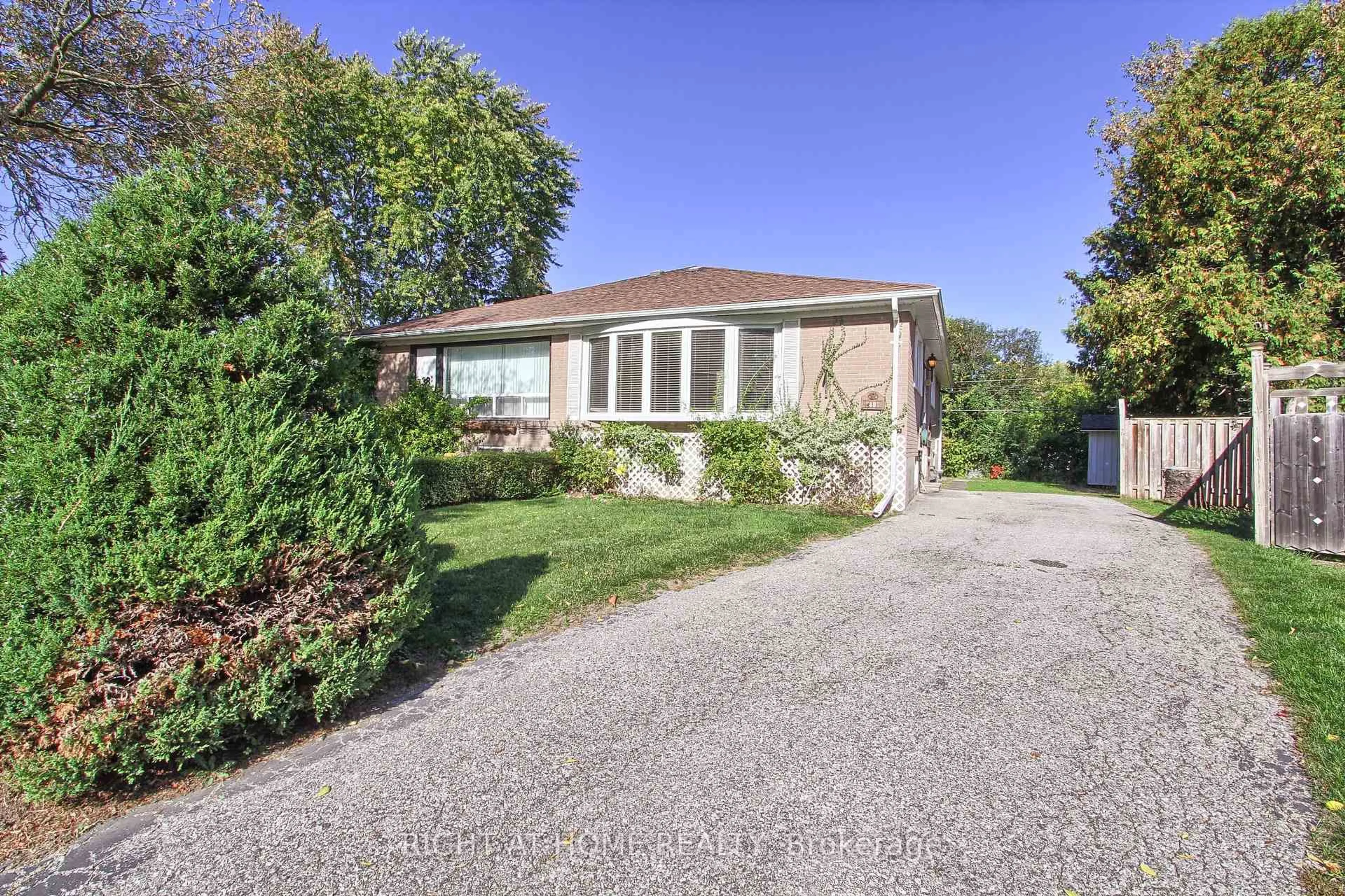 A pic from outside/outdoor area/front of a property/back of a property/a pic from drone, street for 40 Kitimat Cres, Aurora Ontario L4G 3C3