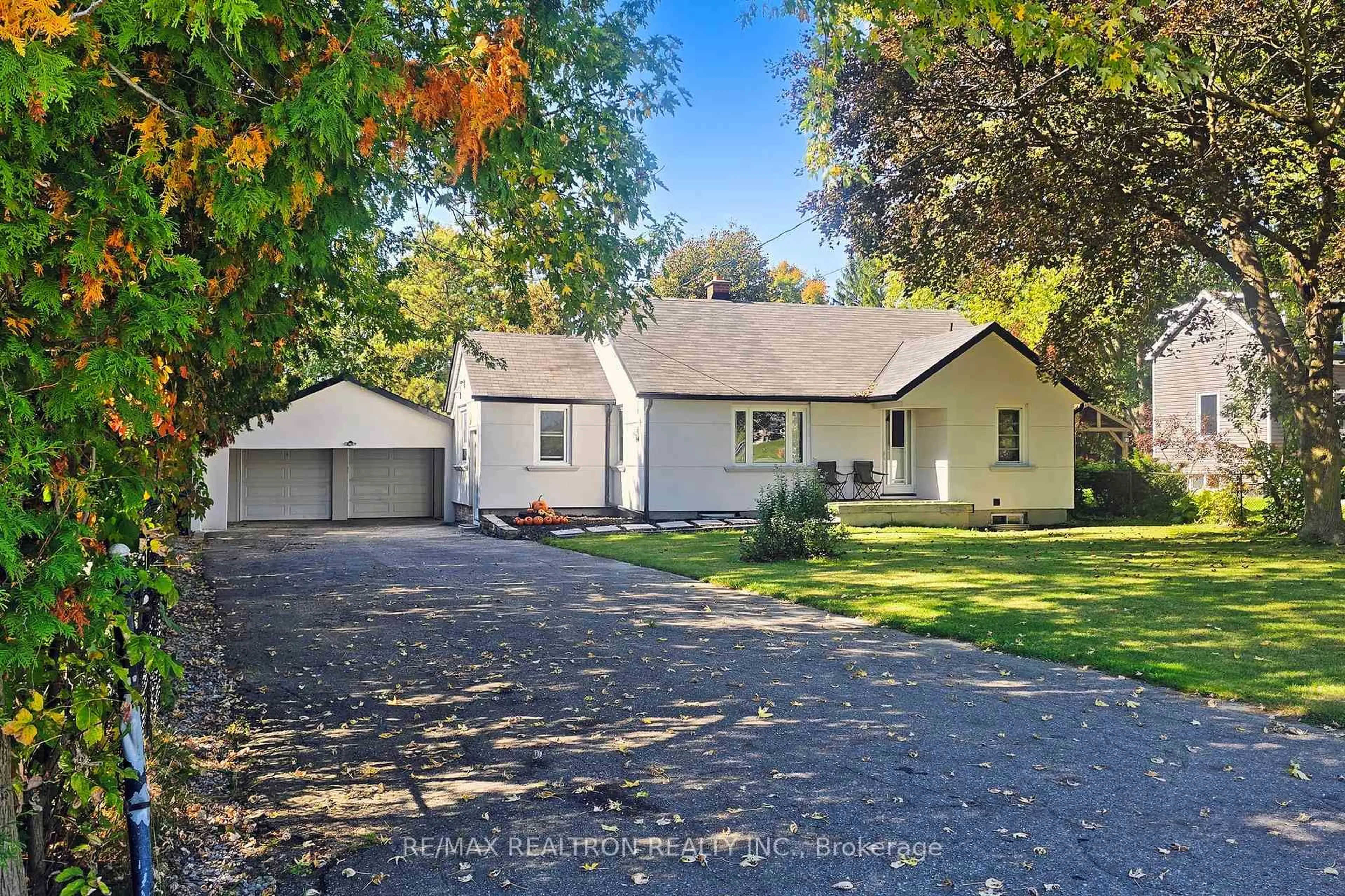 A pic from outside/outdoor area/front of a property/back of a property/a pic from drone, street for 14376 Jane St, King Ontario L7B 1A3